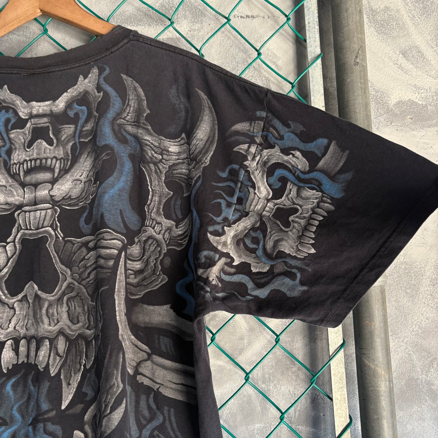 Playera Liquid Blue Para Hombre Talla 2XL Color Negro Deslavado Cráneo de Demonio Flamas Azules