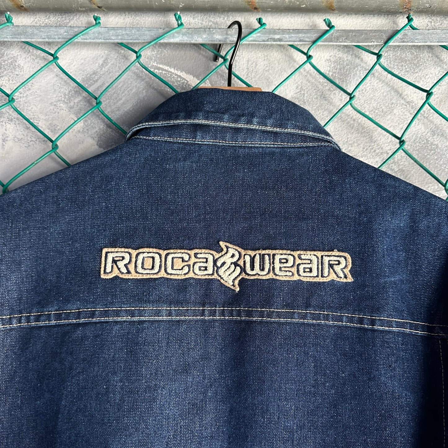 Chamarra Vintage Rocawear De Hombre Talla 2XL Color Azul Marino Mezclilla Y2K