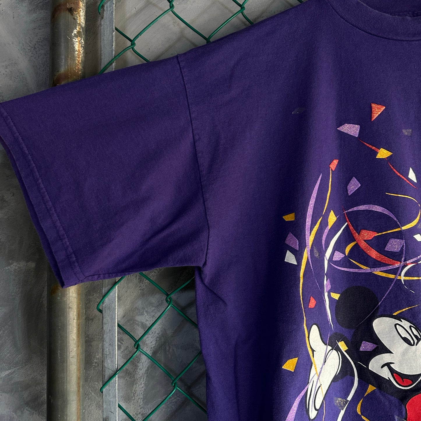 Camisa Vintage de Mickey Mouse De Hombre Talla 2XL Color Morado AOP Confeti DisneyLand