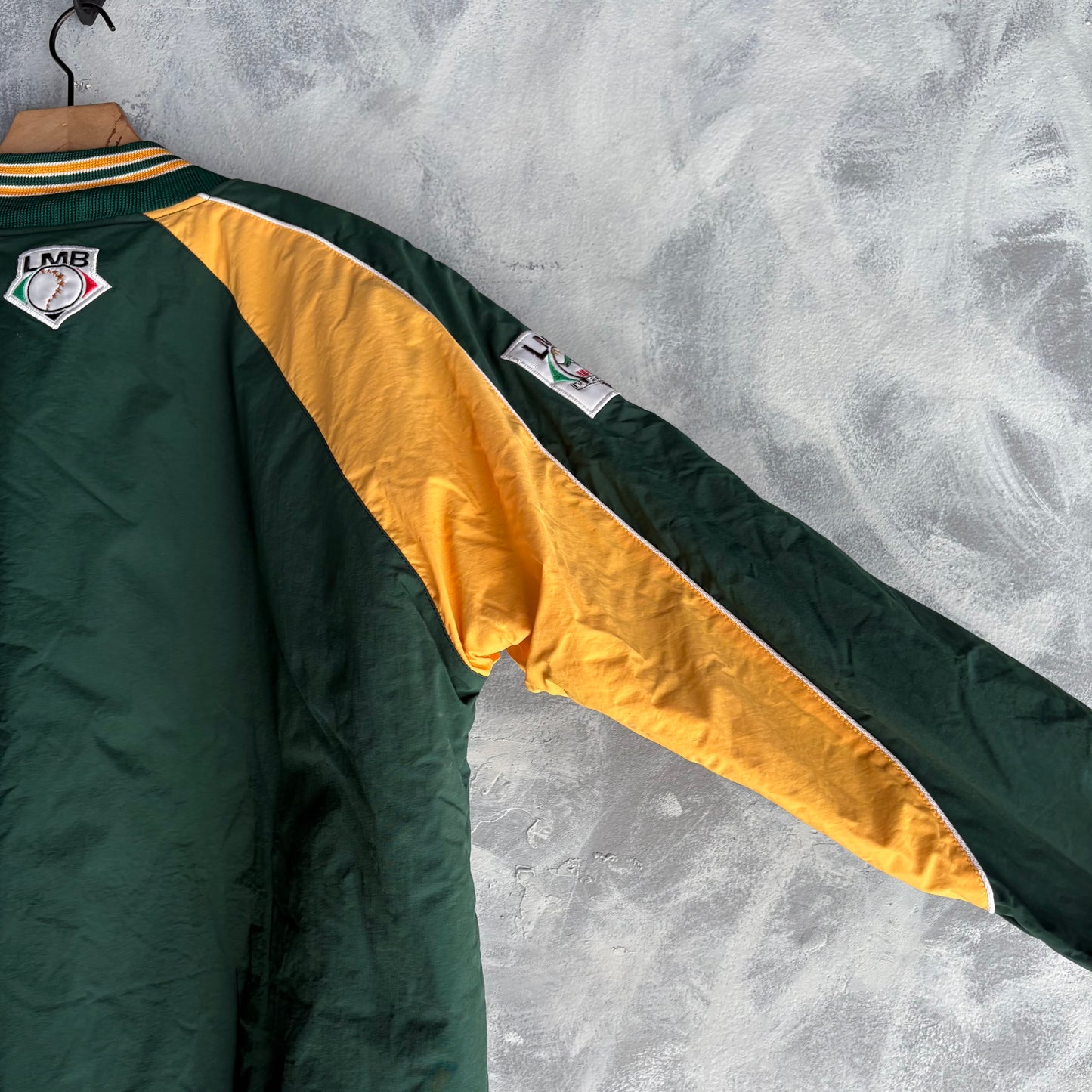 Chamarra de la LMB Para Hombre Talla L Color Verde Con Amarillo Pericos Béisbol LMB 2009