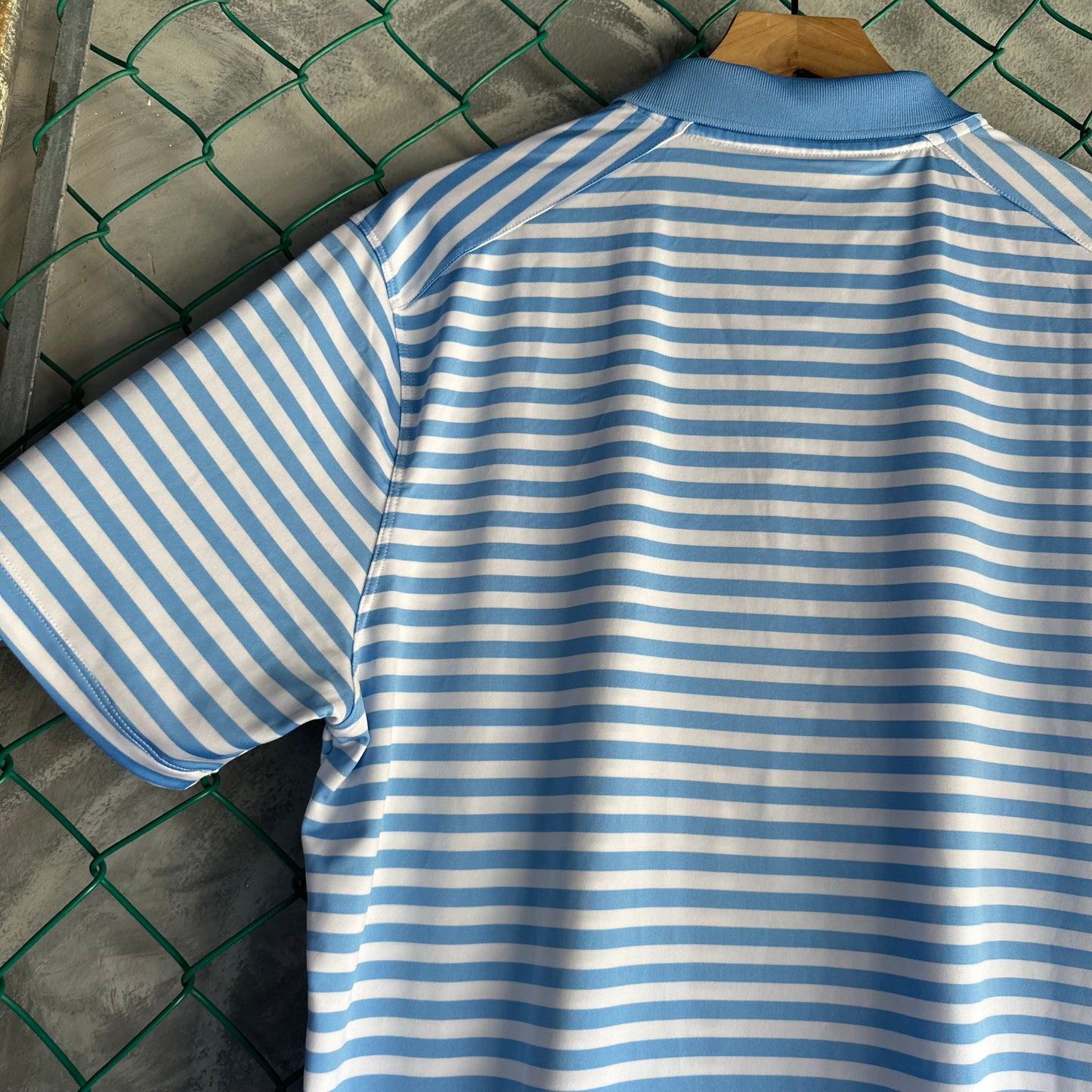 Camisa Nike De Hombre Talla L Color Azul y Blanco de Rayas Golf Tipo Polo Sin Detalles