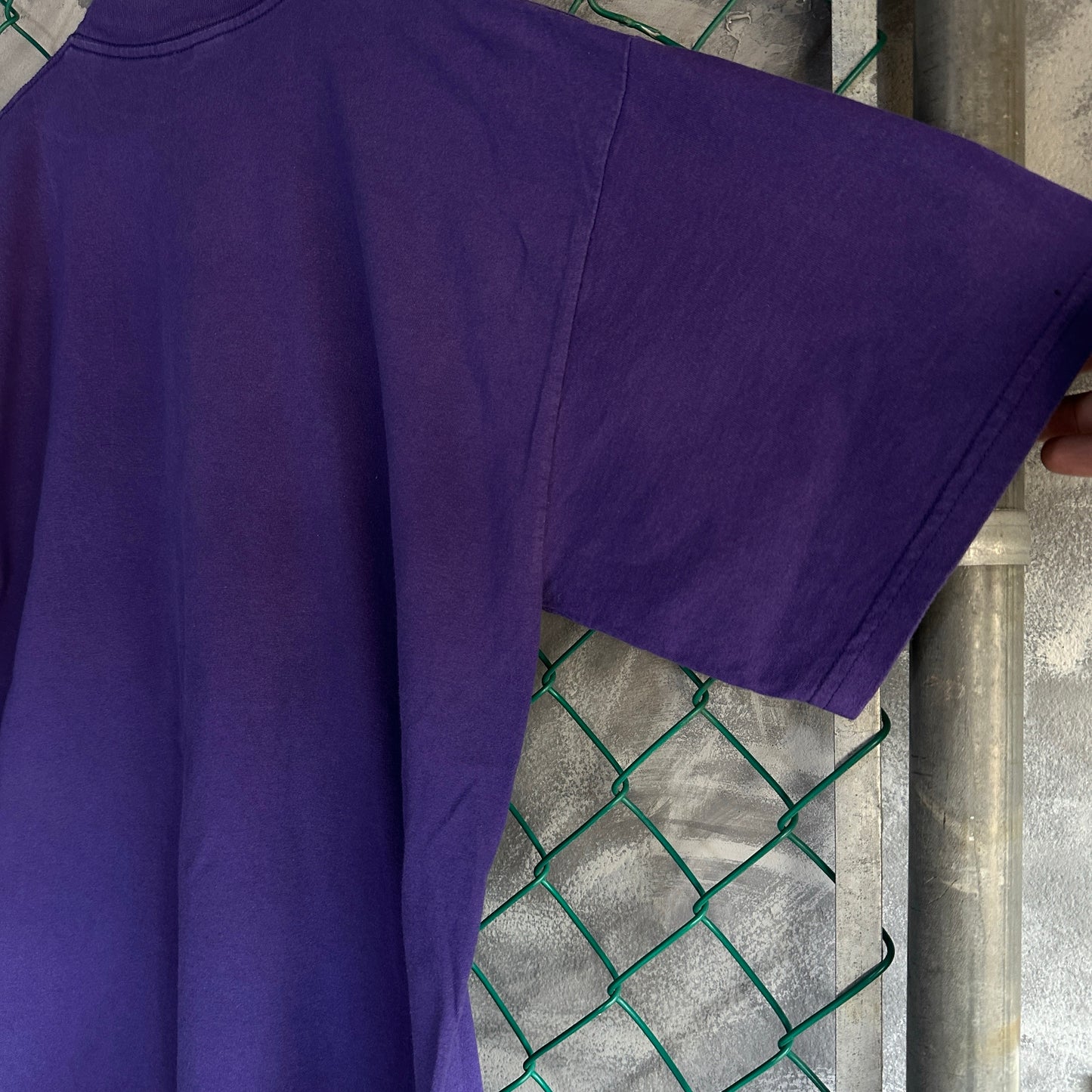 Camisa Vintage de Mickey Mouse De Hombre Talla 2XL Color Morado AOP Confeti DisneyLand