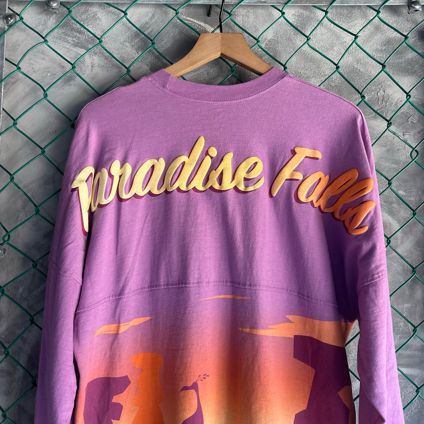 Camisa Spirit De La Pelicula de Up De Hombre Talla M Color Morado Con Naranja DisneyLand Puff Print