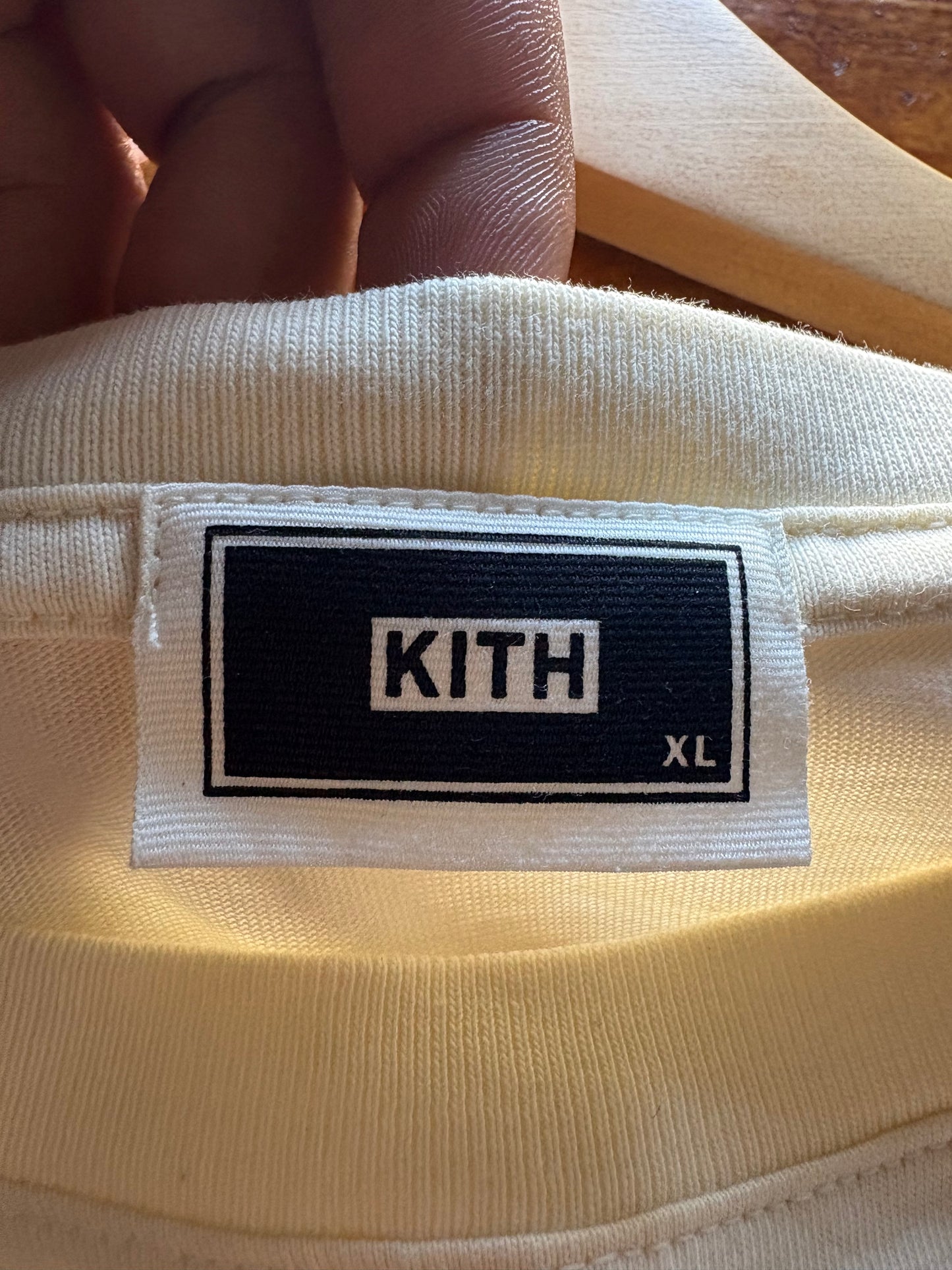 Playera de Manga Larga Kith Para Hombre Talla XL Color Beige Montañas