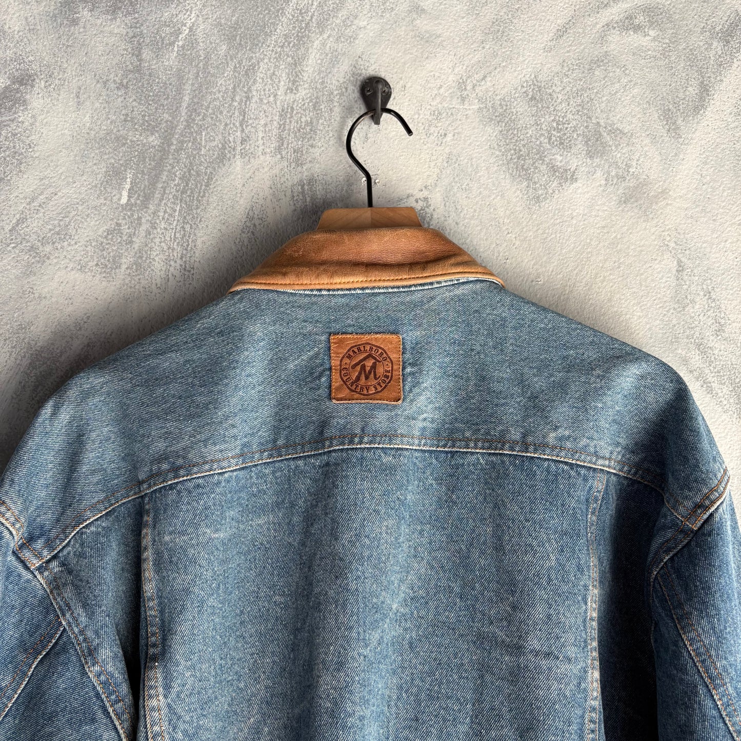 Chaqueta de Mezclilla Marlboro Country Para Hombre Talla XL Color Azul Cuello de Piel
