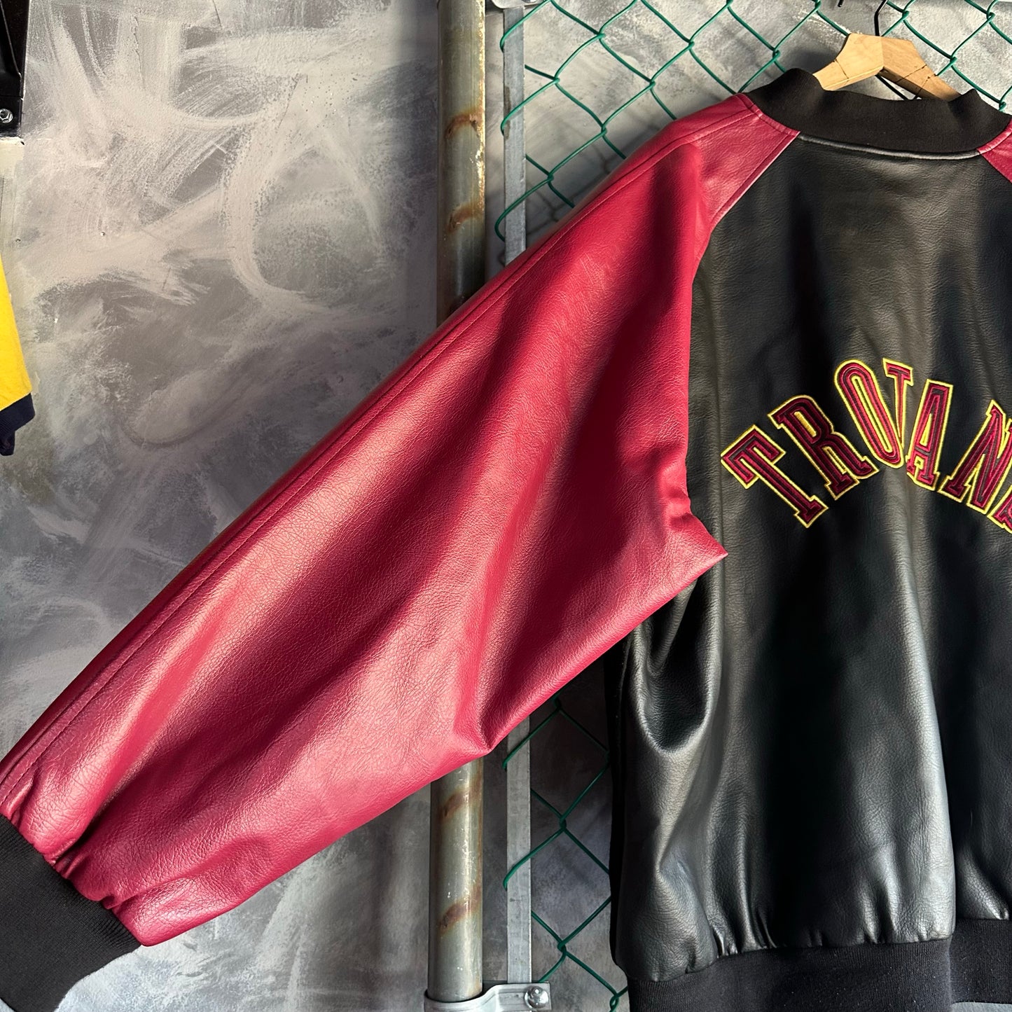 Chamarra Varsity De USC Trojans De Hombre Talla XL Colro Rojo Con Negro Original Colegial San Diego