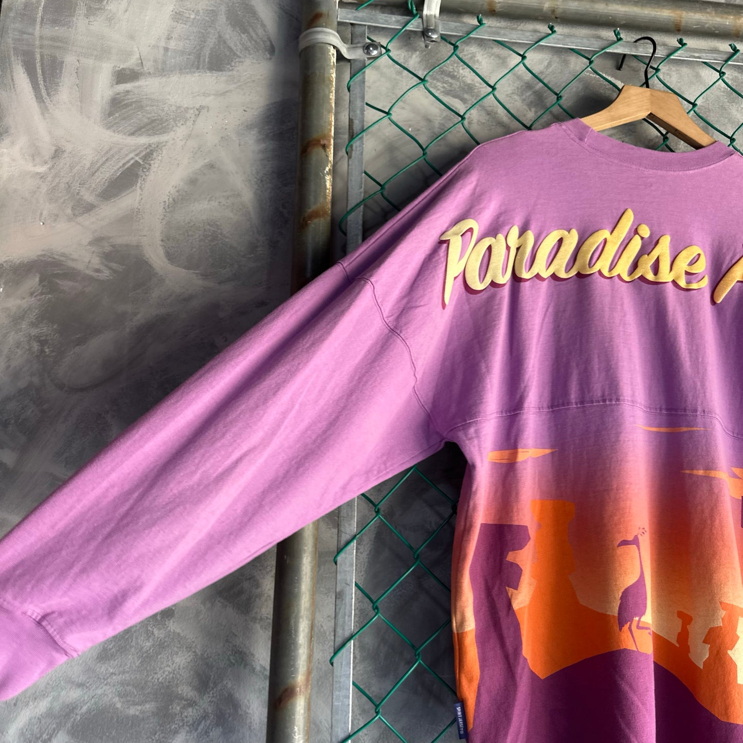 Camisa Spirit De La Pelicula de Up De Hombre Talla M Color Morado Con Naranja DisneyLand Puff Print