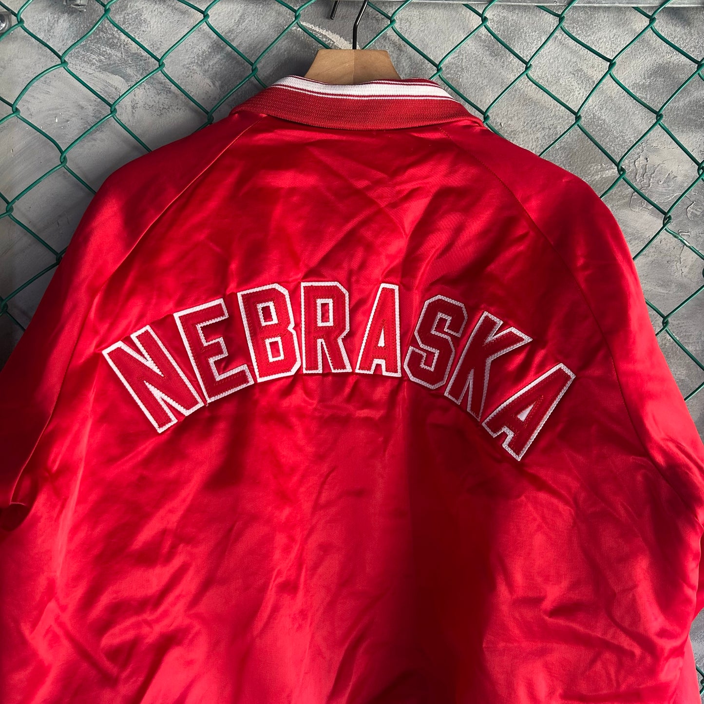 Chamarra Vintage Chalk Line De Nebraska De Hombre Talla L Color Rojo Satin