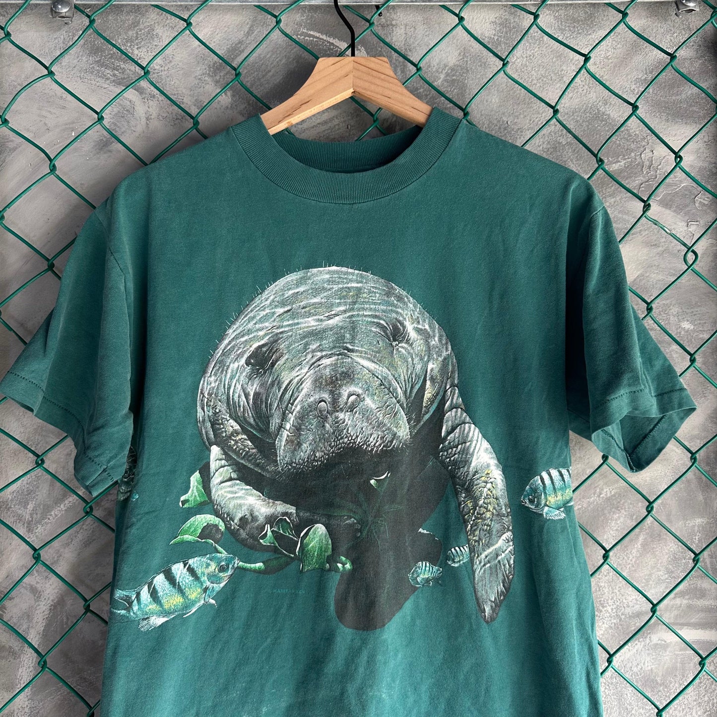 Camisa Vintage de Manati De Hombre Talla M Color Verde Naturaleza Peces Oceano USA