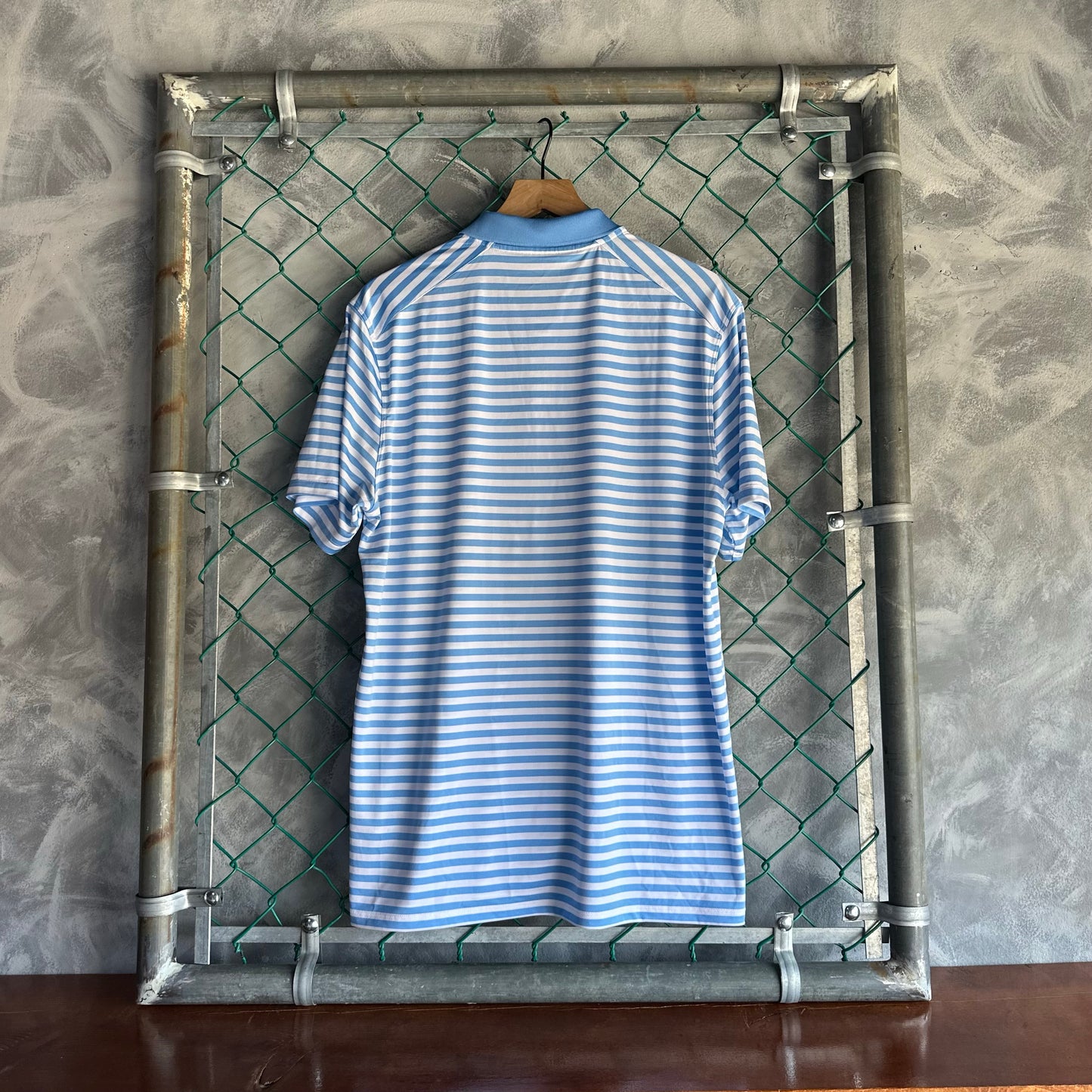 Camisa Nike De Hombre Talla L Color Azul y Blanco de Rayas Golf Tipo Polo Sin Detalles