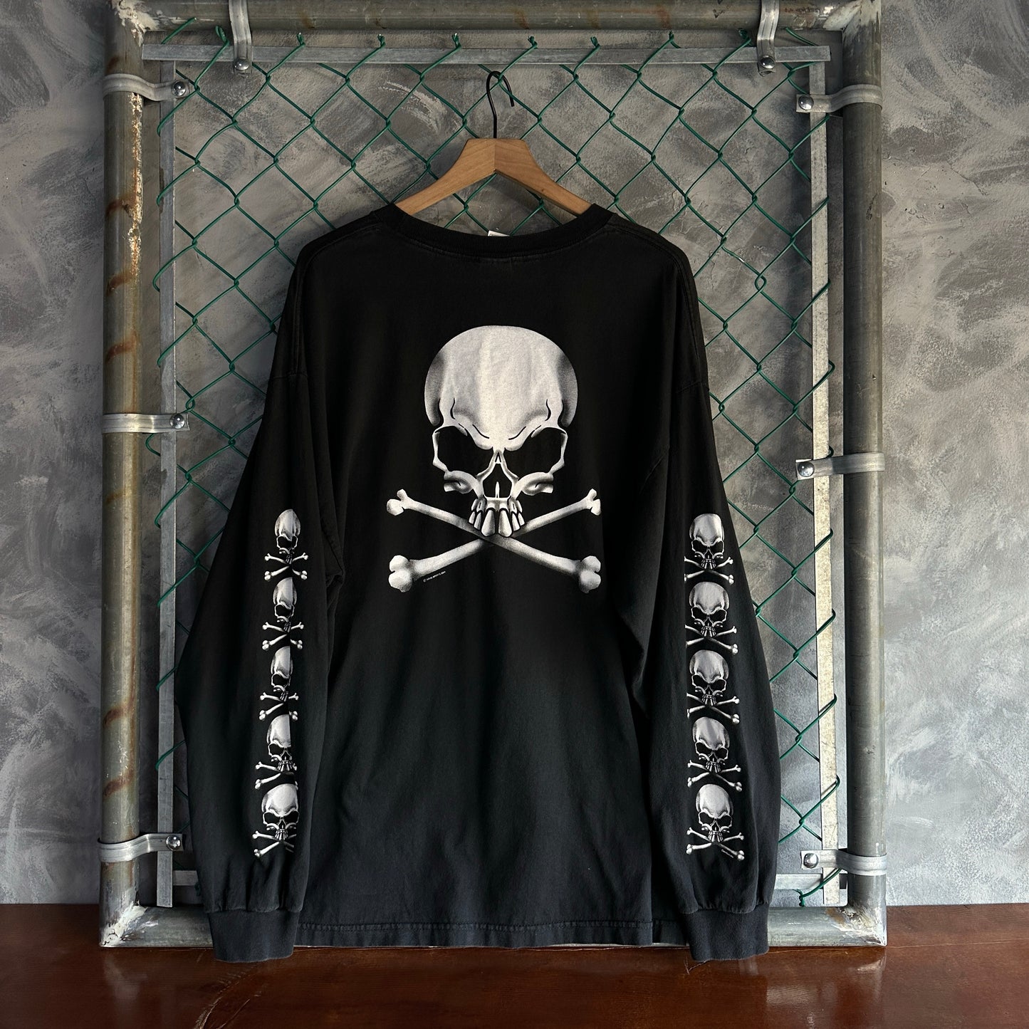 Camisa Vintage De Hombre Talla 2XL Color Negro Con Print En Las Mangas Con Calacas Y Craneos AAA