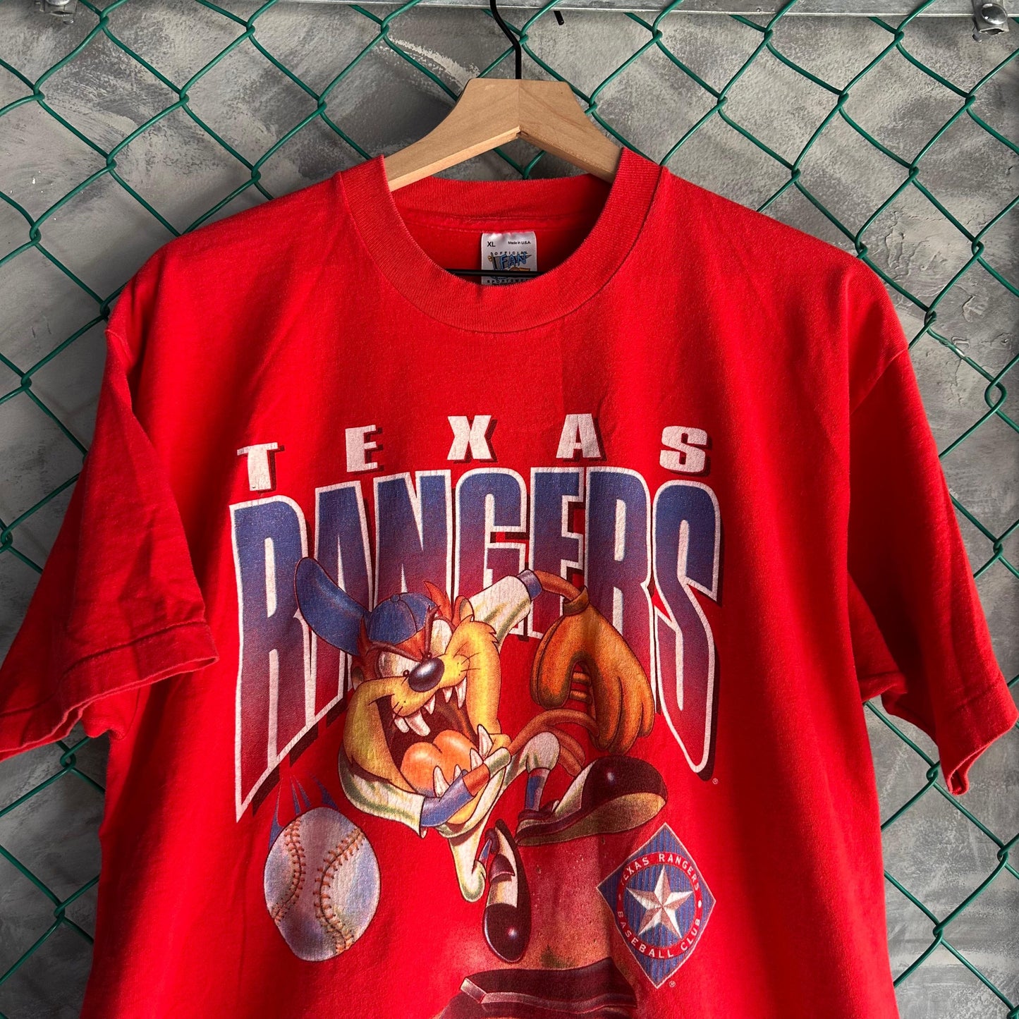 Camisa Vintage Taz de Looney Tunes De Hombre Talla XL Color Rojo De Manga Corta Beisbol MLB