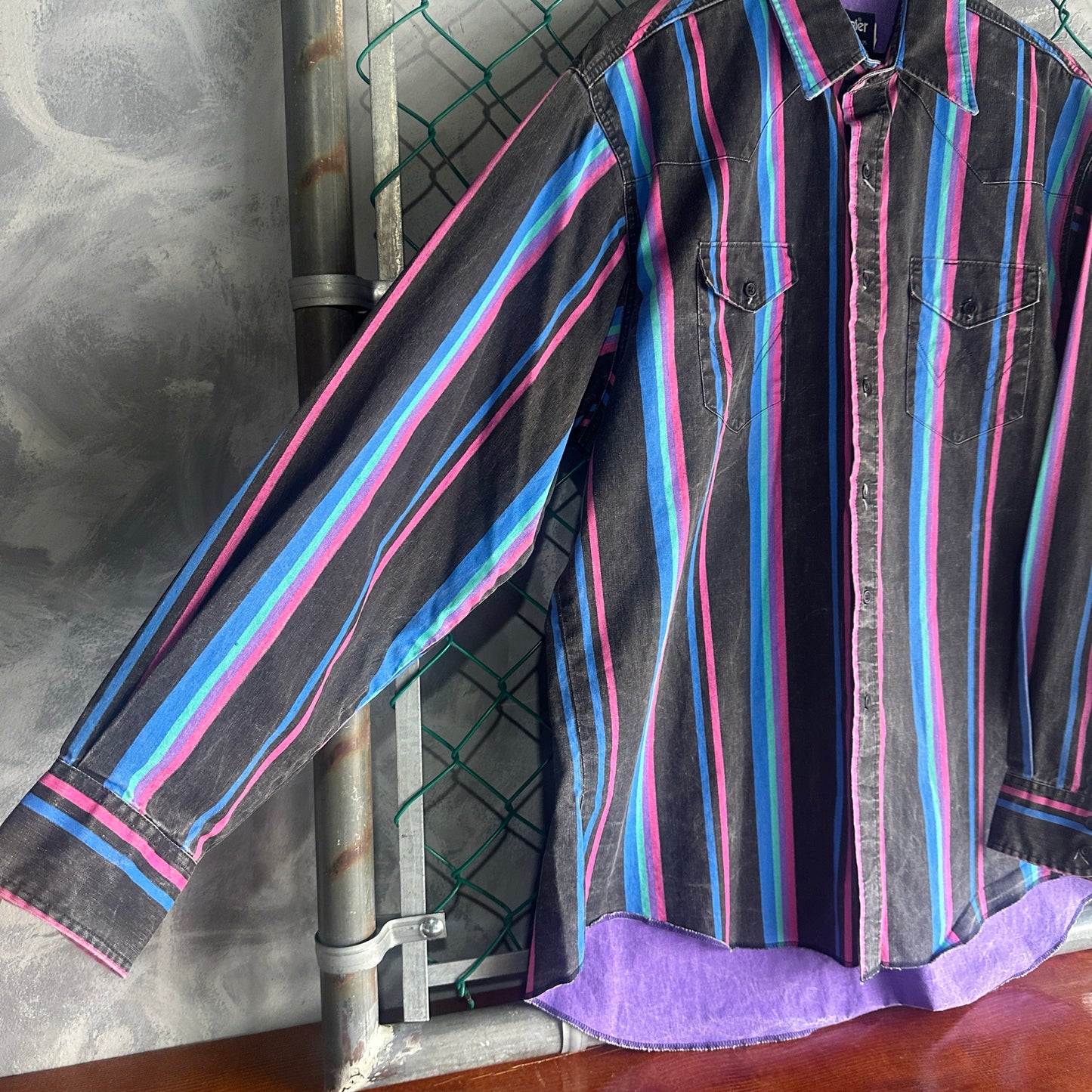 Camisa Vintage Wrangler De Hombre Talla XL Color Azul Y Rosa Estilo Vaquero Tela Gruesa