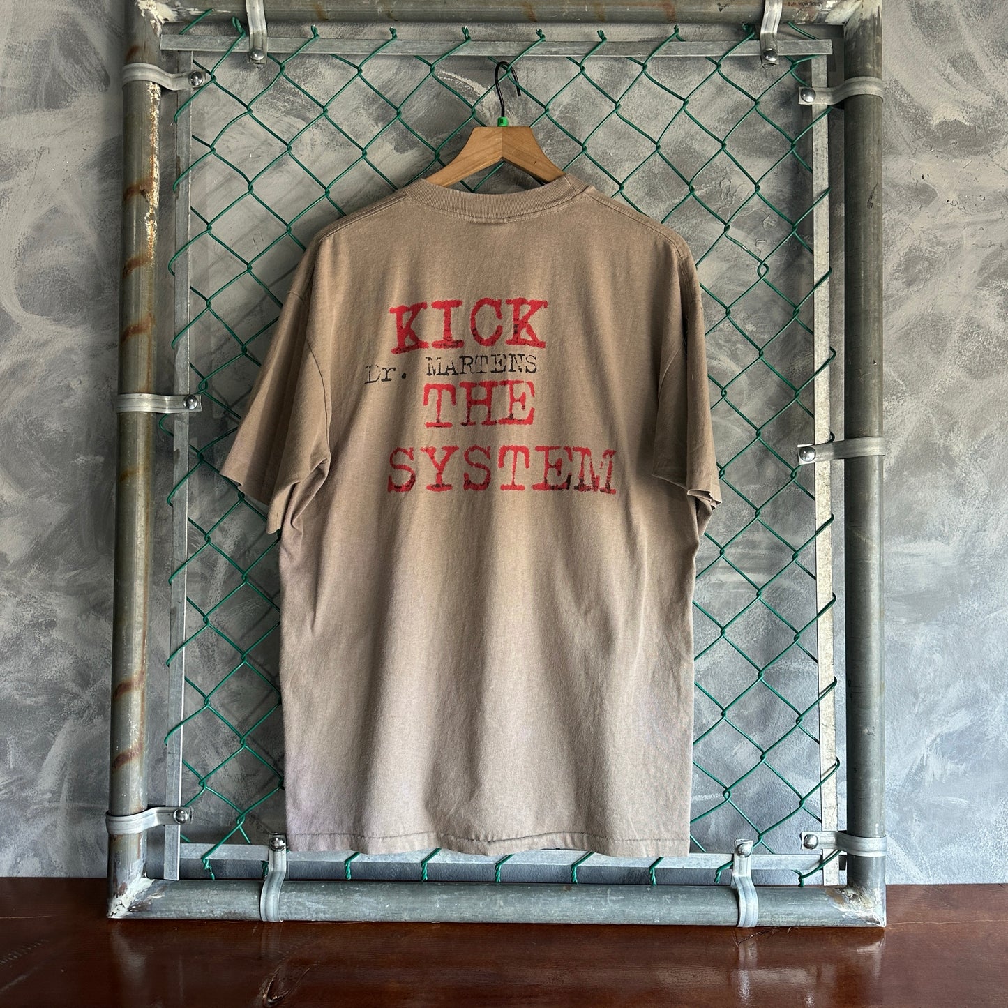 Camisa Vintage Dr Martens De Hombre Talla Xl Color Gris Single Stitch ¨Kick the System¨