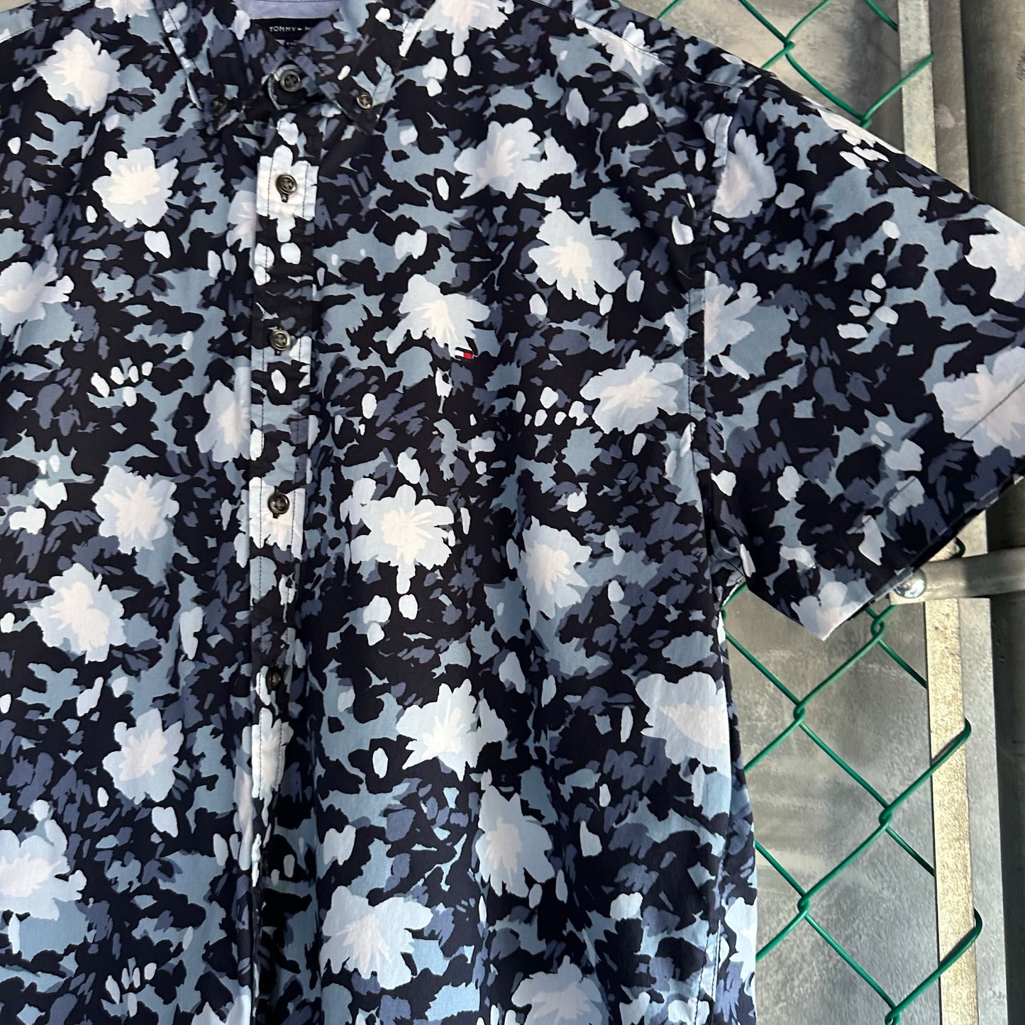 Camisa De Botones Tommy Hilfiger De Hombre Talla 2XL Color Azul Y Blanco Hawaina Manga Corta Fresca