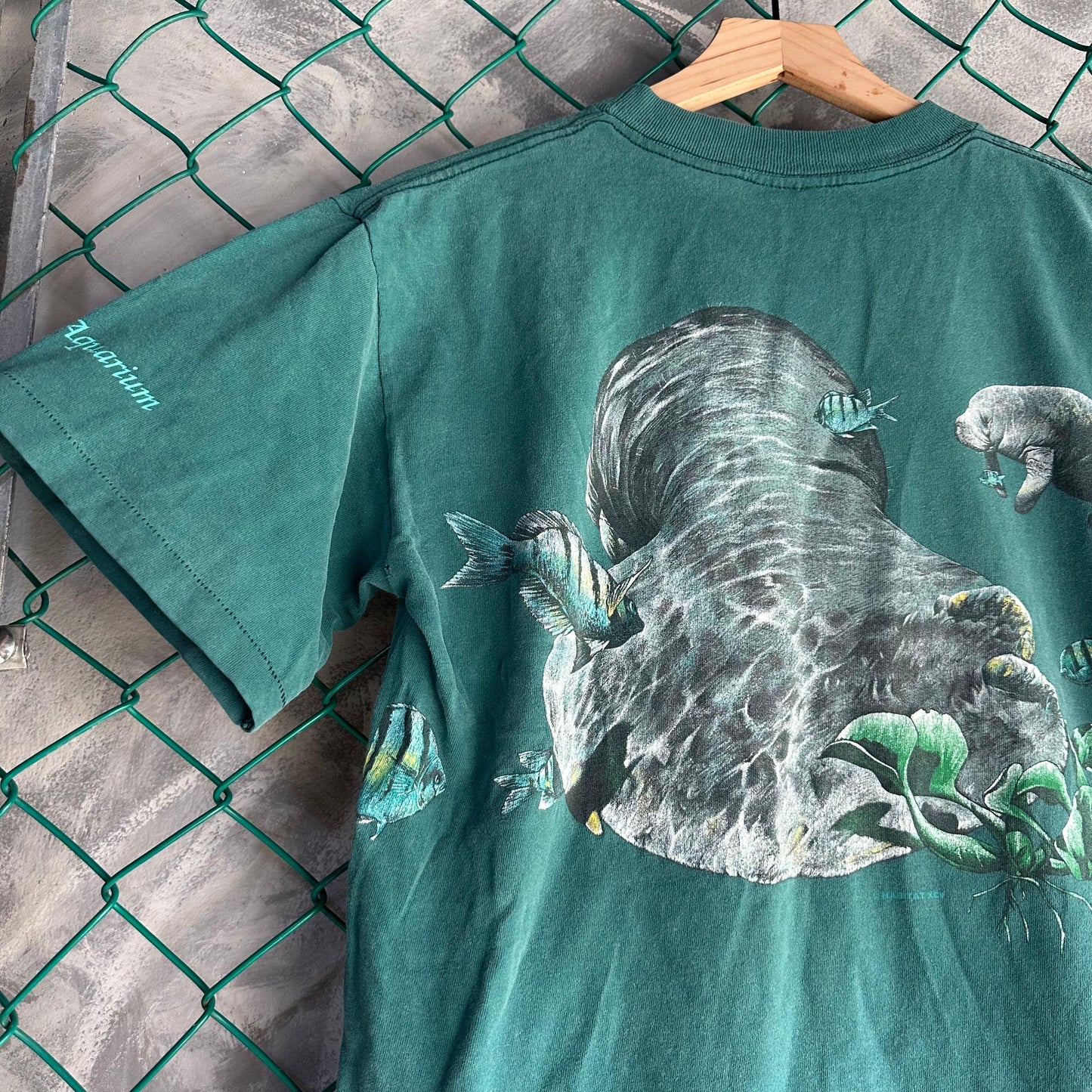 Camisa Vintage de Manati De Hombre Talla M Color Verde Naturaleza Peces Oceano USA