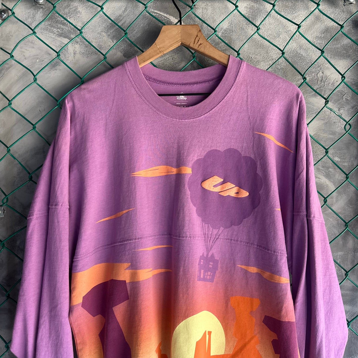 Camisa Spirit De La Pelicula de Up De Hombre Talla M Color Morado Con Naranja DisneyLand Puff Print
