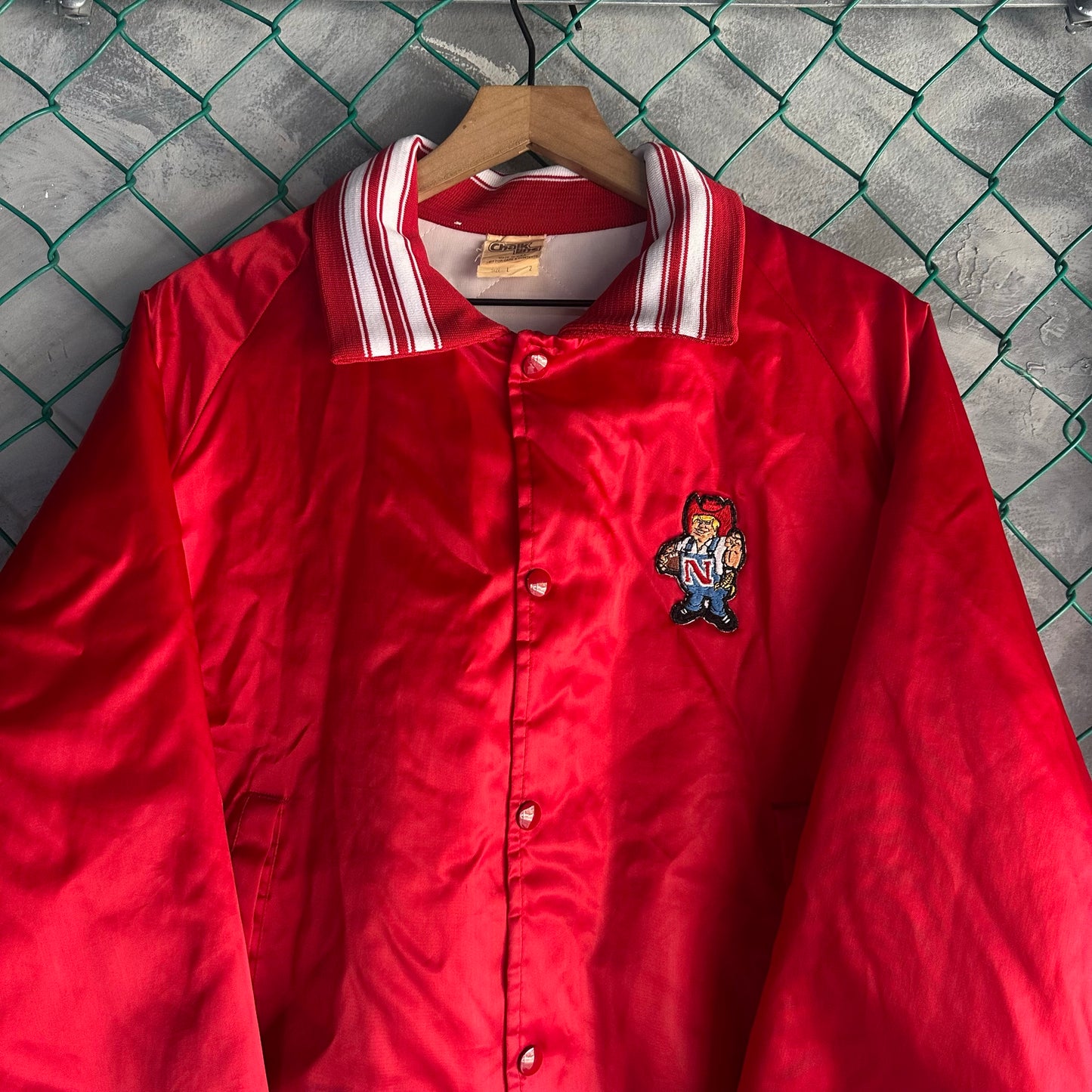 Chamarra Vintage Chalk Line De Nebraska De Hombre Talla L Color Rojo Satin