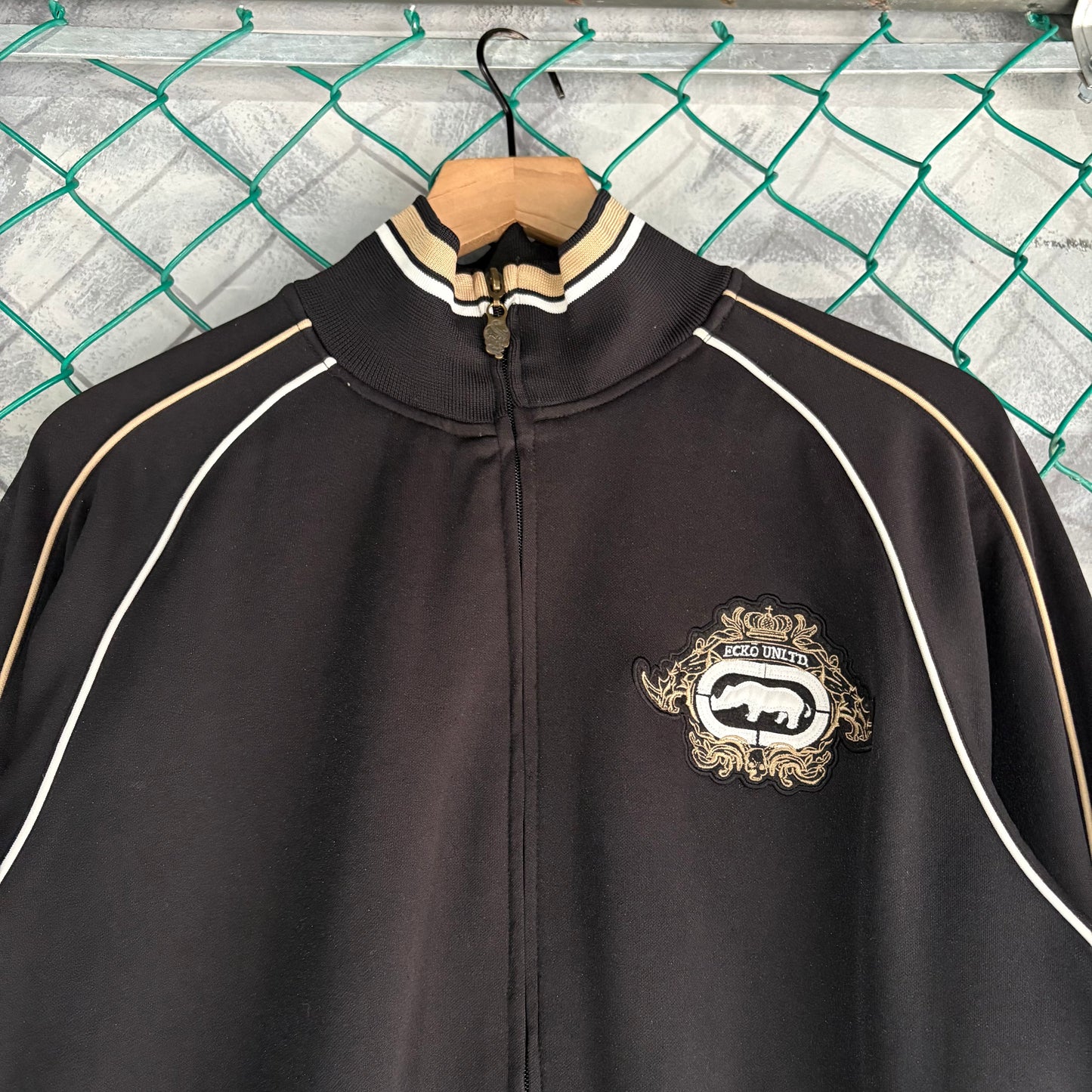 Suéter Vintage Ecko Untld Para Hombre Talla M Color Negro Dorado Root of All Devil