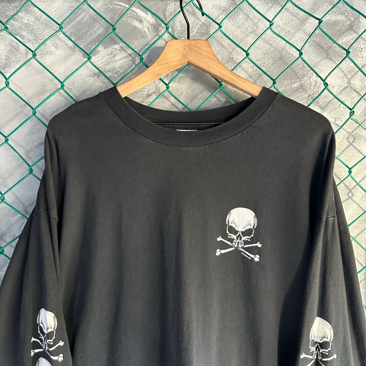 Camisa Vintage De Hombre Talla 2XL Color Negro Con Print En Las Mangas Con Calacas Y Craneos AAA