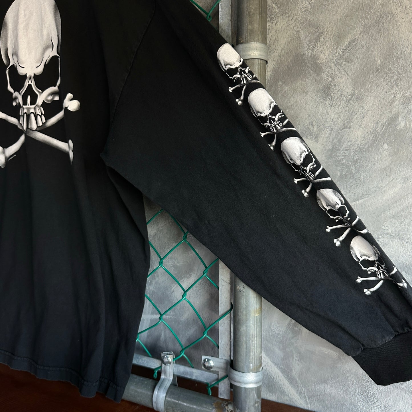 Camisa Vintage De Hombre Talla 2XL Color Negro Con Print En Las Mangas Con Calacas Y Craneos AAA