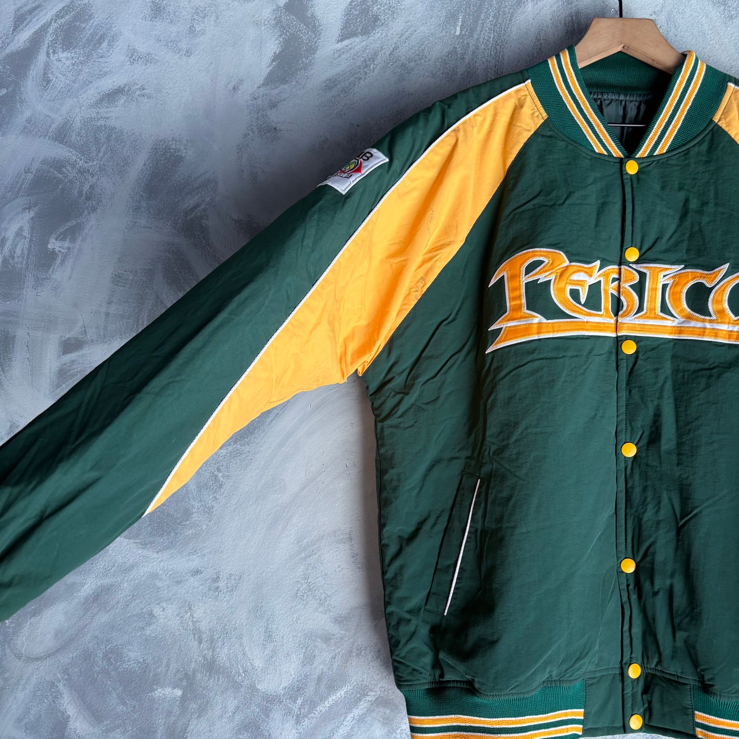 Chamarra de la LMB Para Hombre Talla L Color Verde Con Amarillo Pericos Béisbol LMB 2009