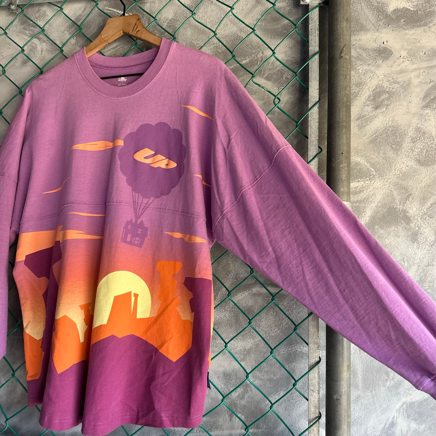 Camisa Spirit De La Pelicula de Up De Hombre Talla M Color Morado Con Naranja DisneyLand Puff Print