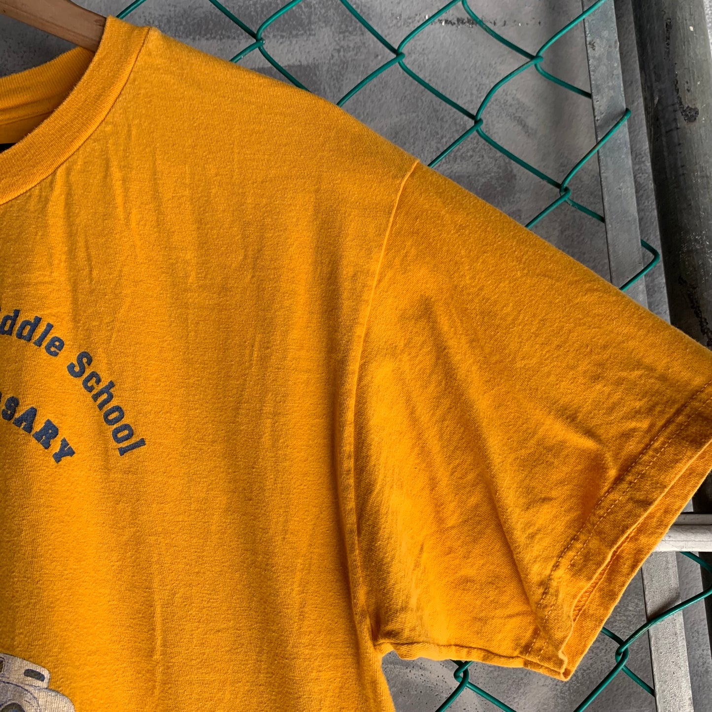 Playera Hanes Beefy Para Hombre Talla L Color Amarillo Middle School 50th Anniversary