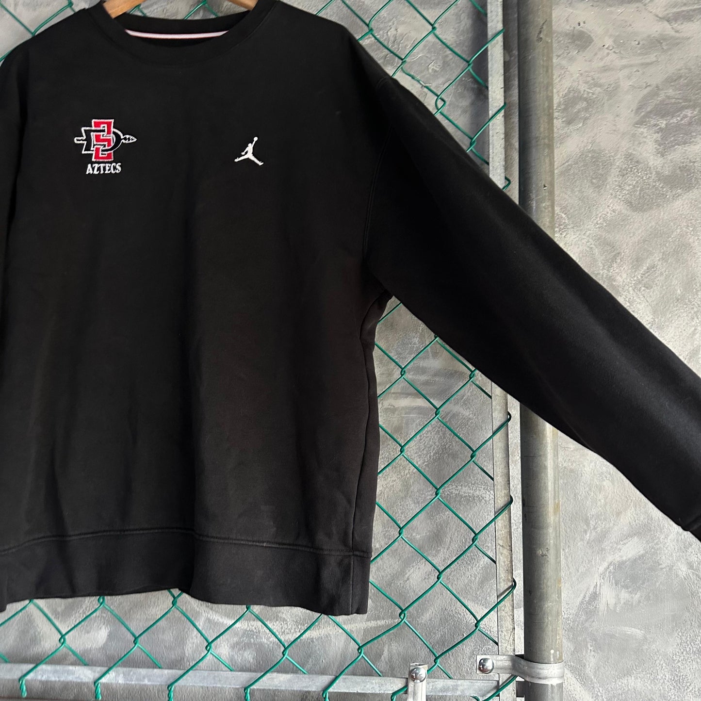 Sueter Jordan De Hombre Talla L Color Negro Sin Gorro Crewneck Colegial San Diego Aztecs