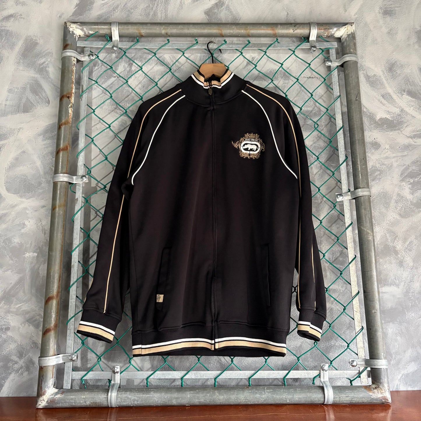 Suéter Vintage Ecko Untld Para Hombre Talla M Color Negro Dorado Root of All Devil