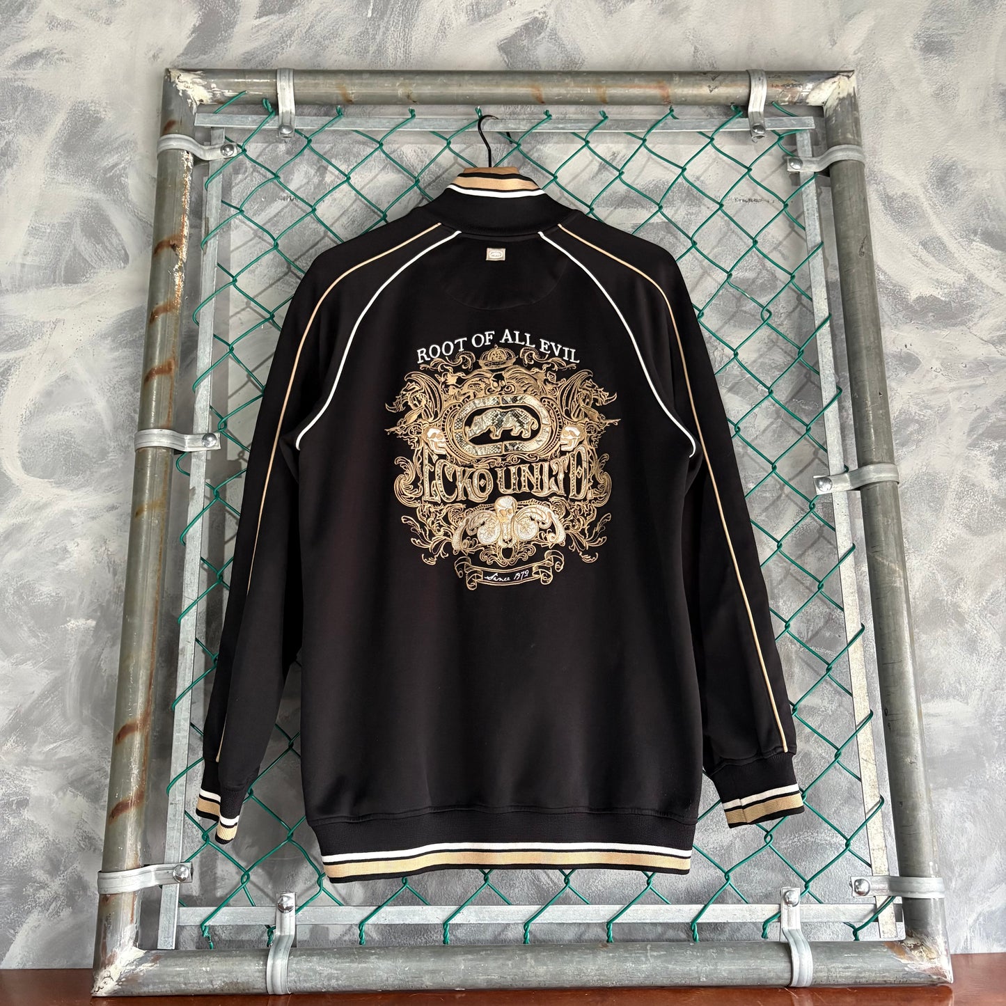 Suéter Vintage Ecko Untld Para Hombre Talla M Color Negro Dorado Root of All Devil