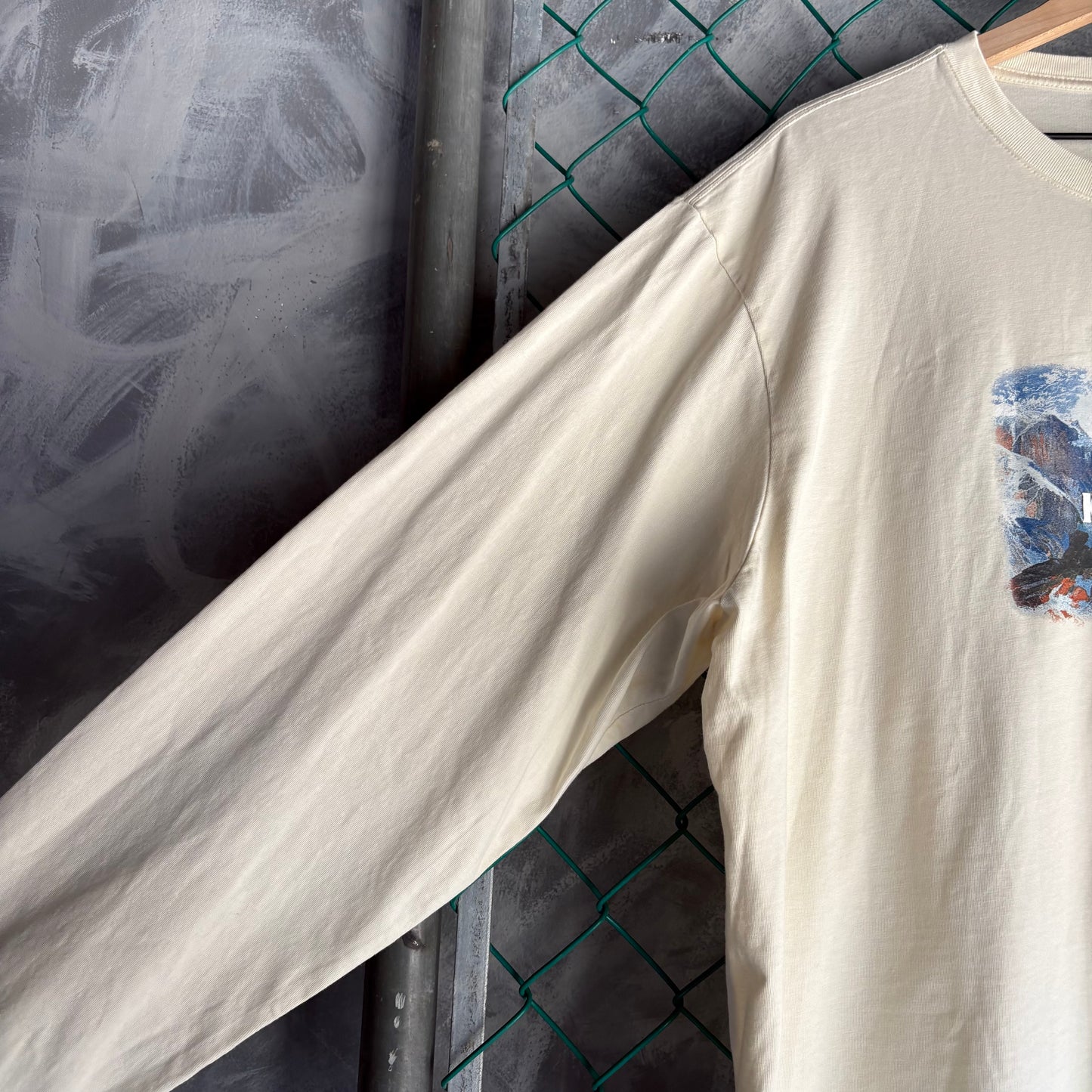 Playera de Manga Larga Kith Para Hombre Talla XL Color Beige Montañas