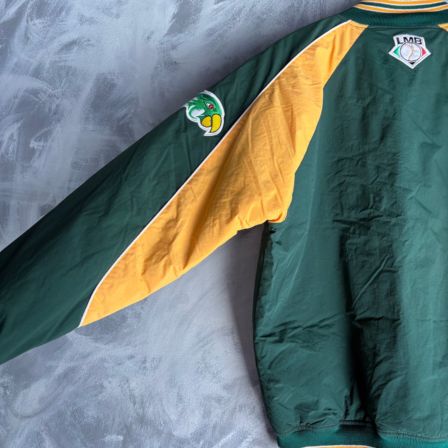Chamarra de la LMB Para Hombre Talla L Color Verde Con Amarillo Pericos Béisbol LMB 2009
