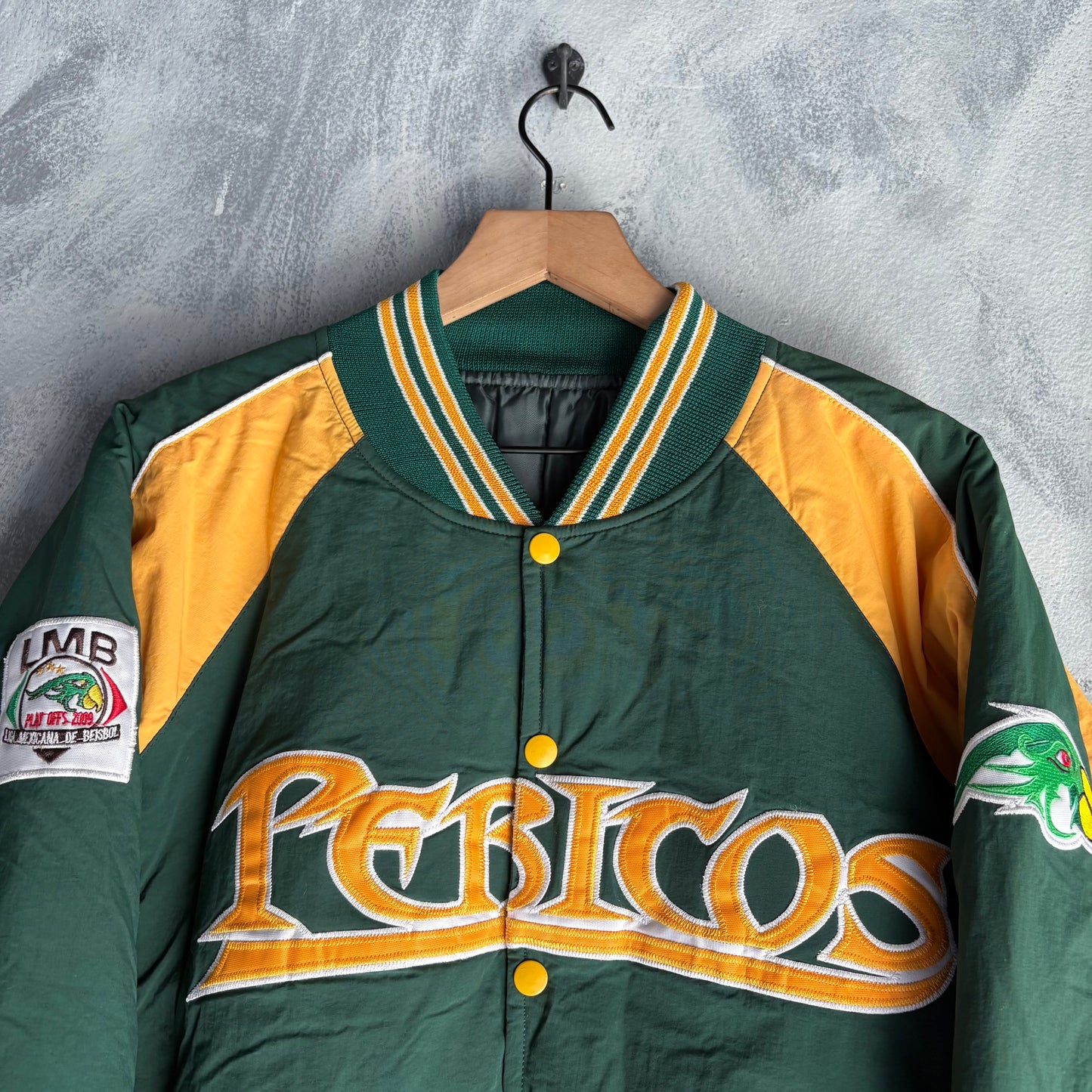 Chamarra de la LMB Para Hombre Talla L Color Verde Con Amarillo Pericos Béisbol LMB 2009