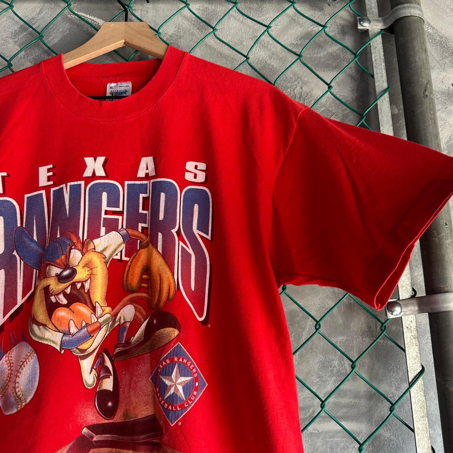 Camisa Vintage Taz de Looney Tunes De Hombre Talla XL Color Rojo De Manga Corta Beisbol MLB