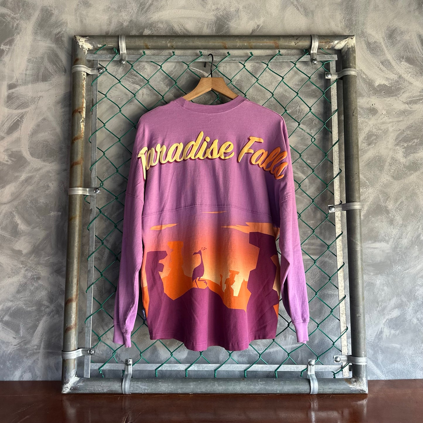 Camisa Spirit De La Pelicula de Up De Hombre Talla M Color Morado Con Naranja DisneyLand Puff Print
