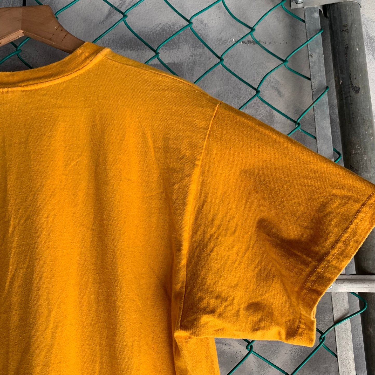 Playera Hanes Beefy Para Hombre Talla L Color Amarillo Middle School 50th Anniversary