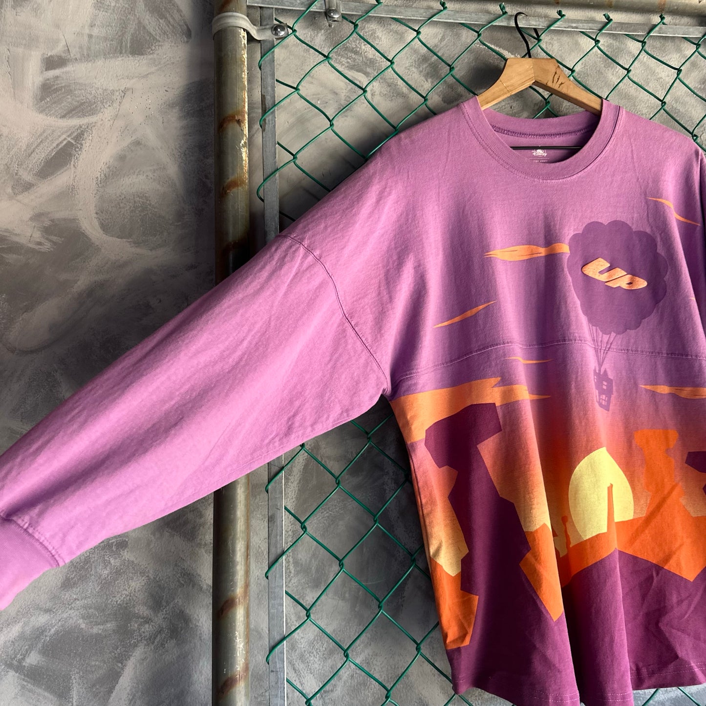 Camisa Spirit De La Pelicula de Up De Hombre Talla M Color Morado Con Naranja DisneyLand Puff Print
