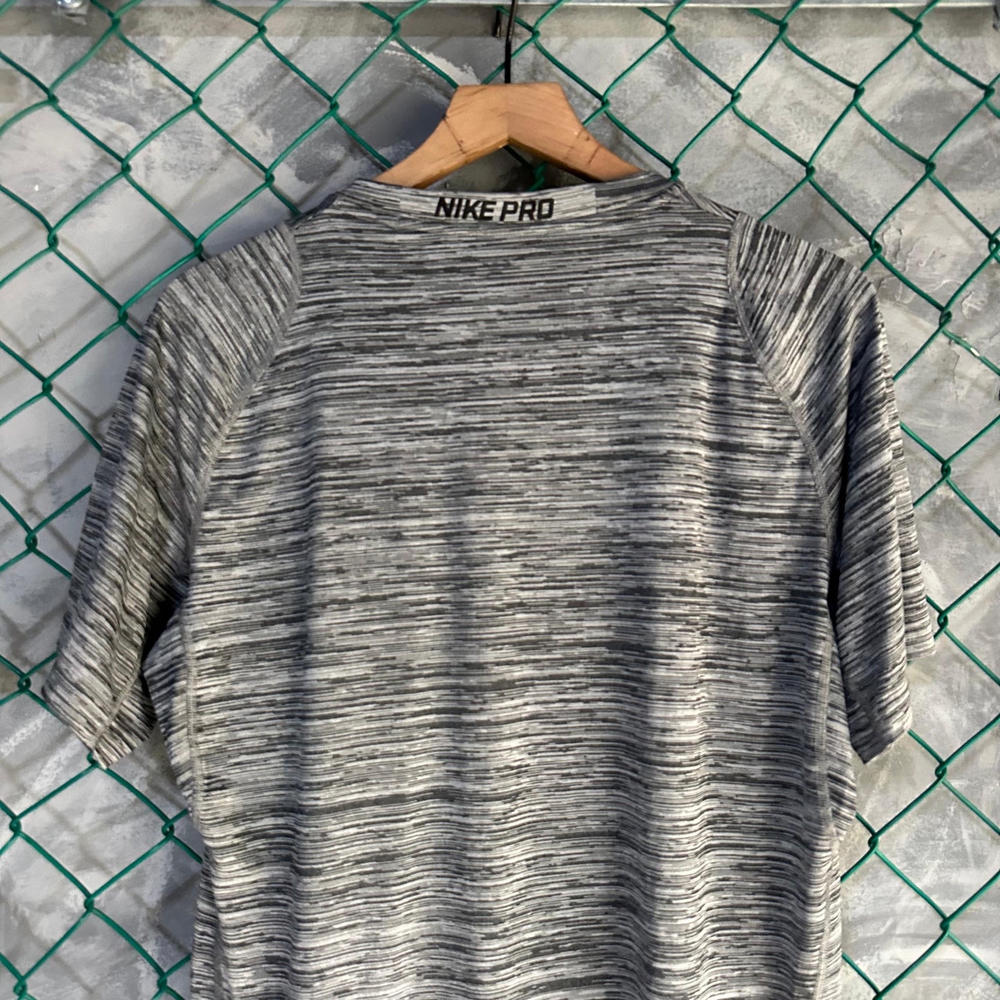 Camisa Nike Deportiva De Hombre Talla L Color Gris Gimnasio Correr Manga Corta Center Swosh