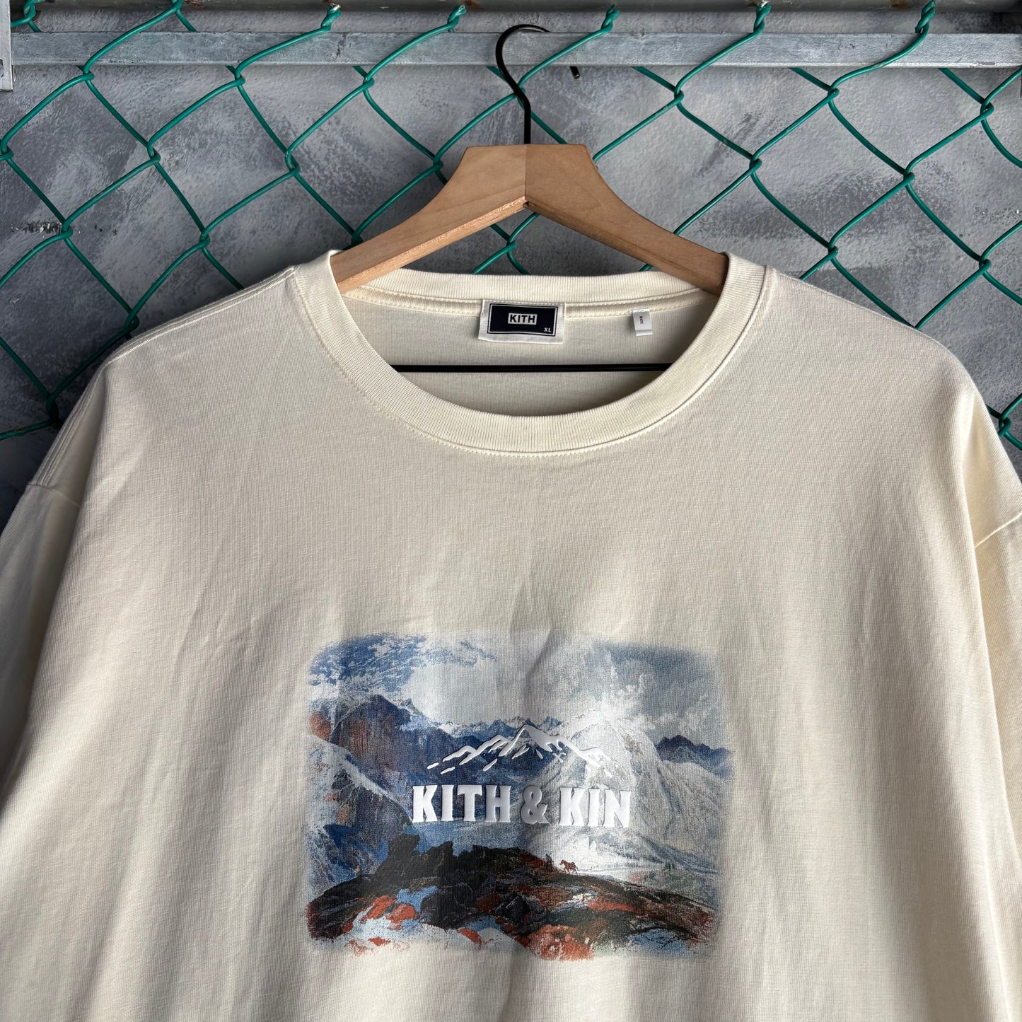 Playera de Manga Larga Kith Para Hombre Talla XL Color Beige Montañas