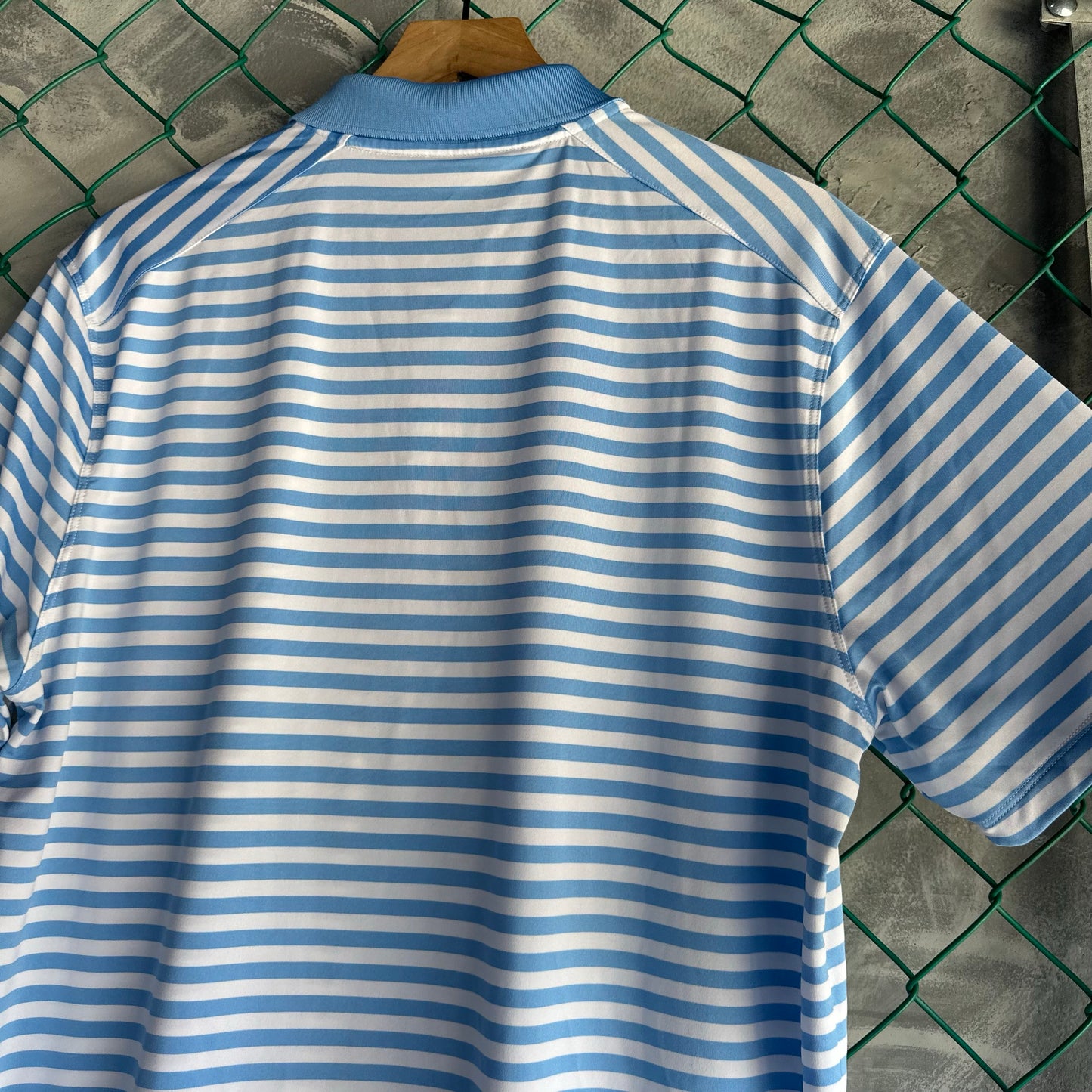 Camisa Nike De Hombre Talla L Color Azul y Blanco de Rayas Golf Tipo Polo Sin Detalles