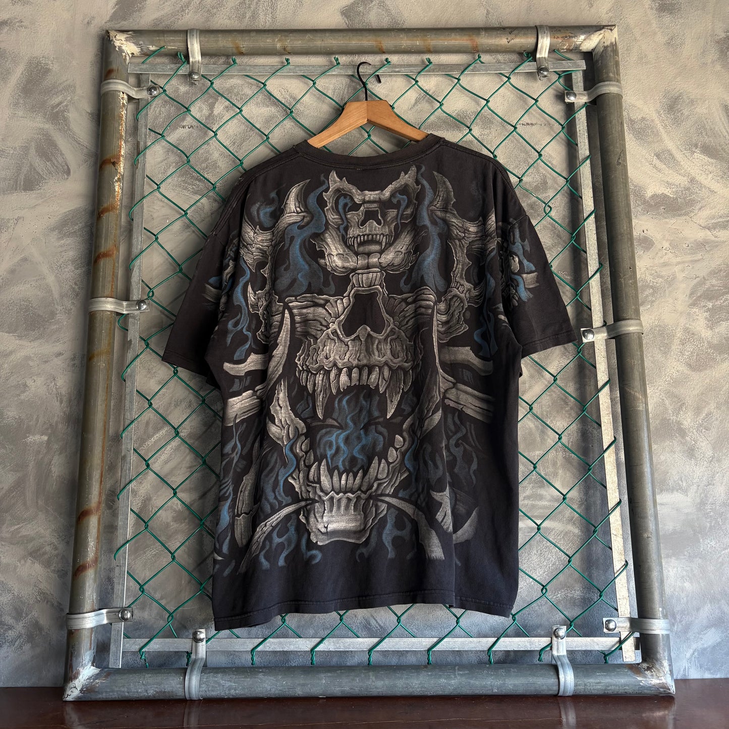 Playera Liquid Blue Para Hombre Talla 2XL Color Negro Deslavado Cráneo de Demonio Flamas Azules