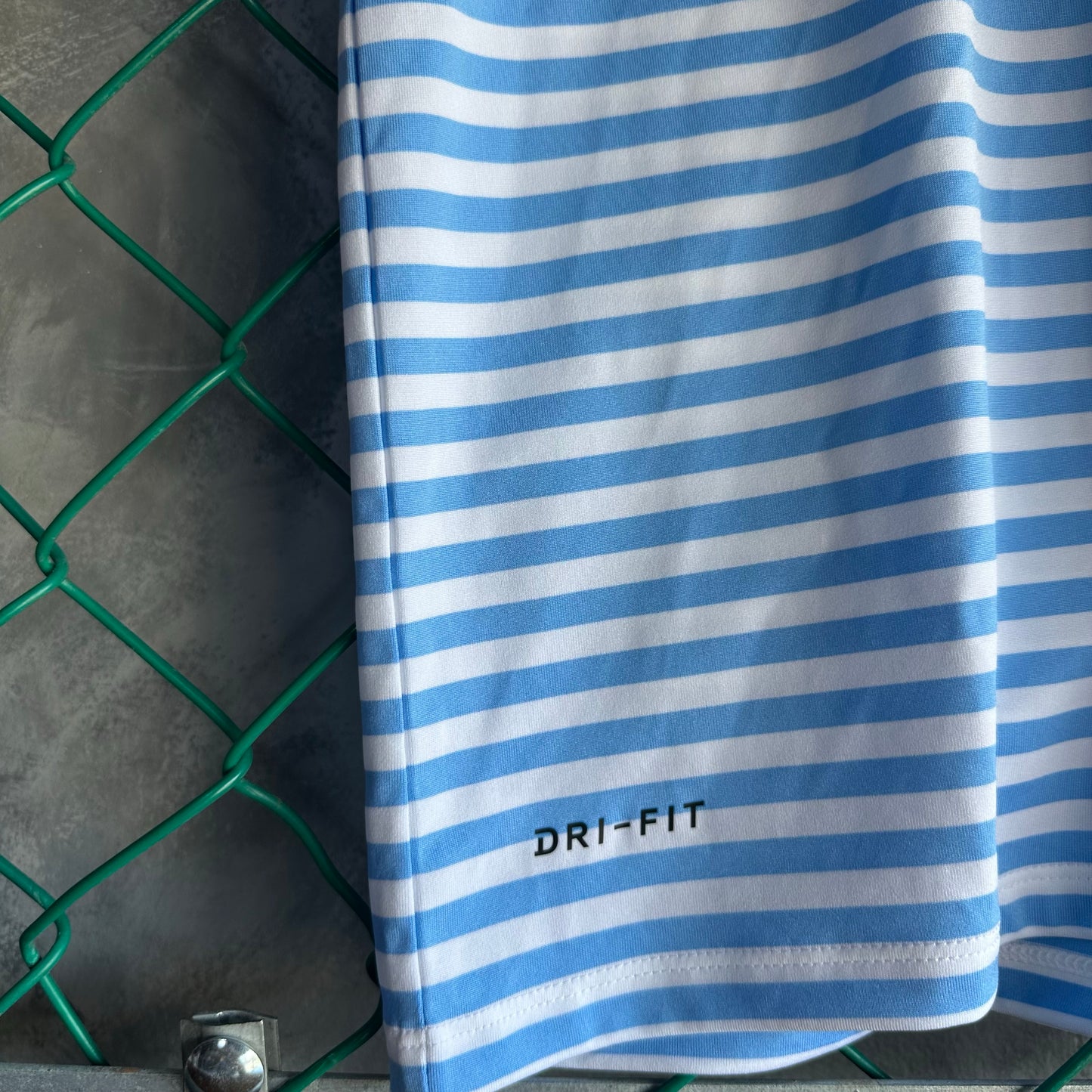 Camisa Nike De Hombre Talla L Color Azul y Blanco de Rayas Golf Tipo Polo Sin Detalles