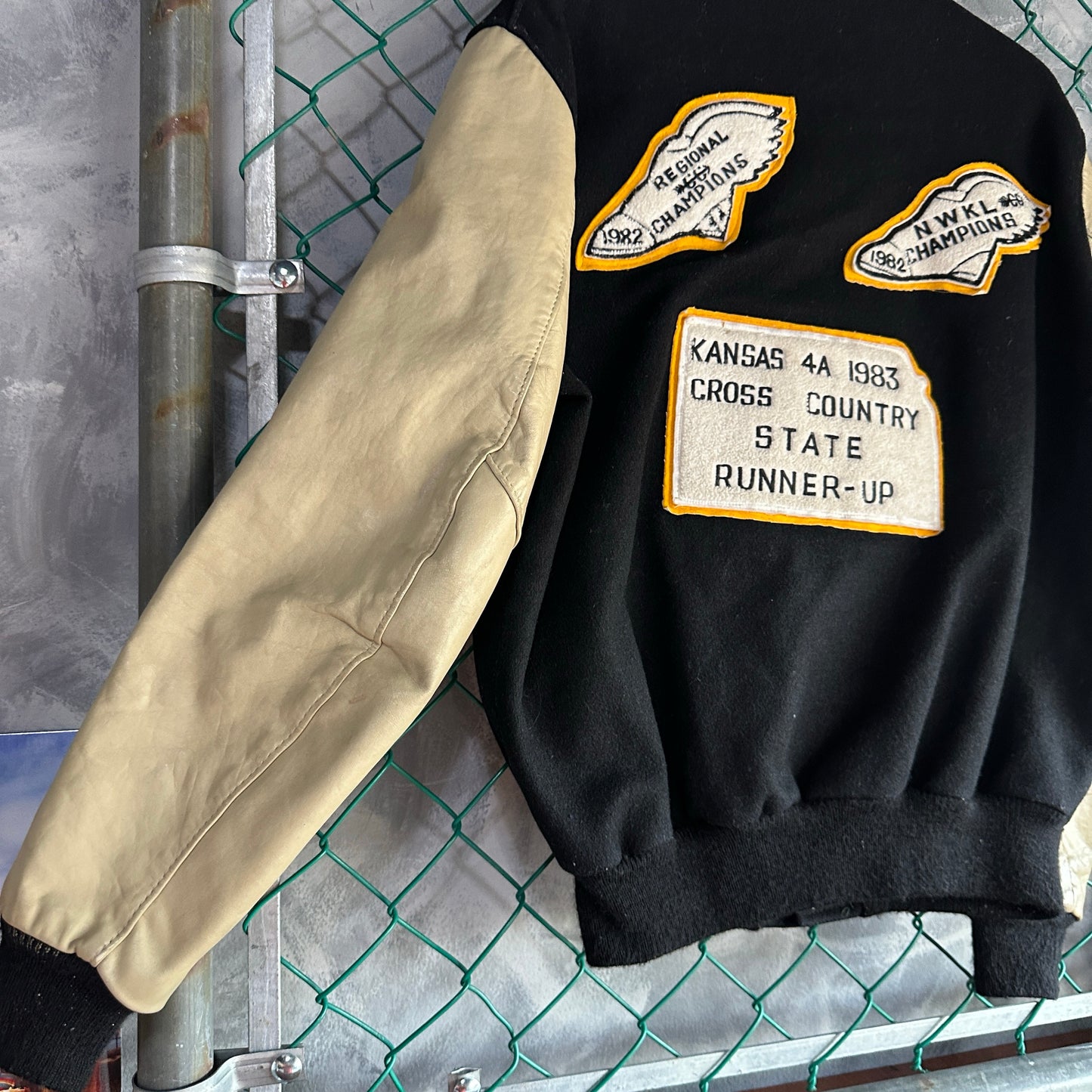 Chamarra Varsity Vintage De Hombre Talla M Color Negro Y Crema Letterman 80s Campeonatos