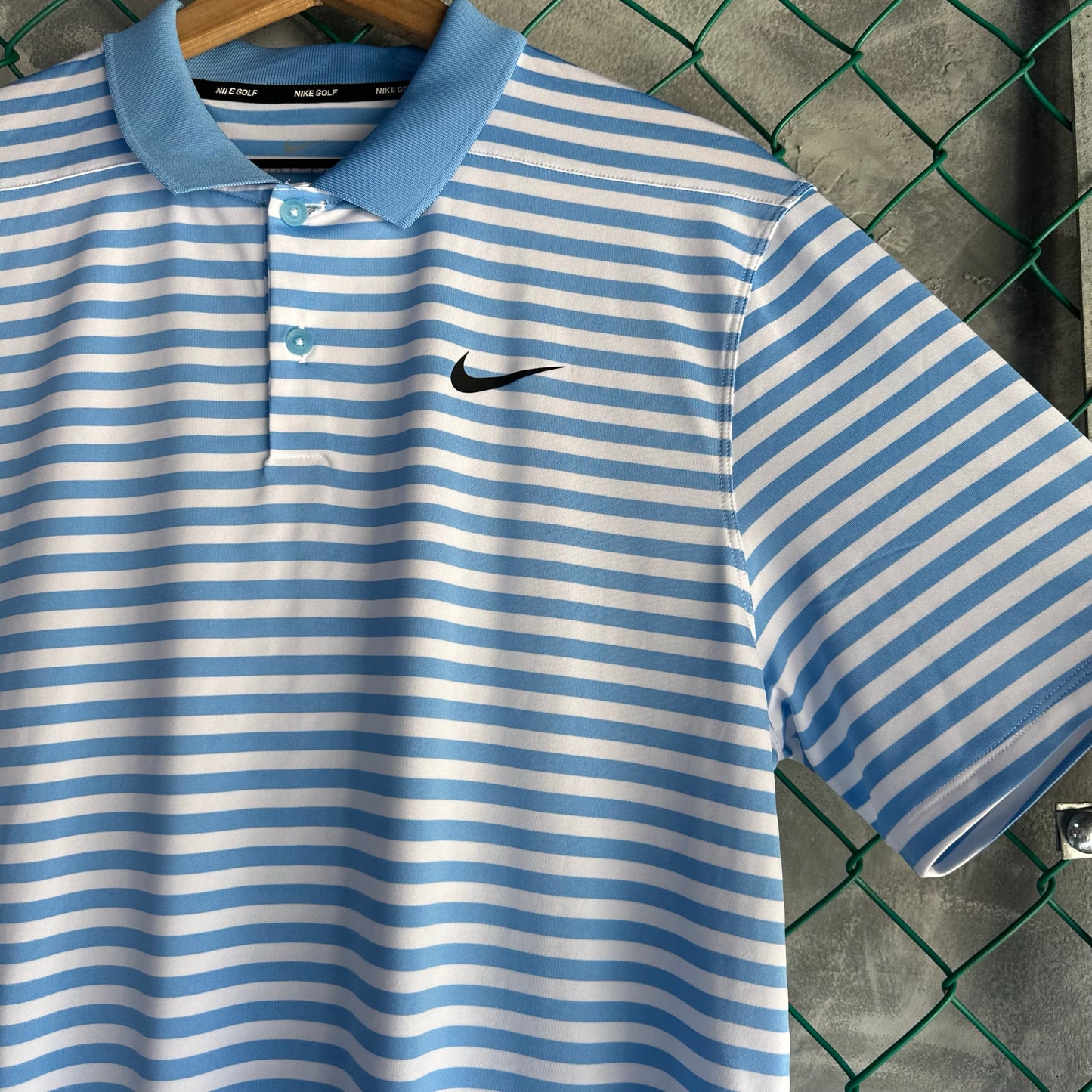 Camisa Nike De Hombre Talla L Color Azul y Blanco de Rayas Golf Tipo Polo Sin Detalles