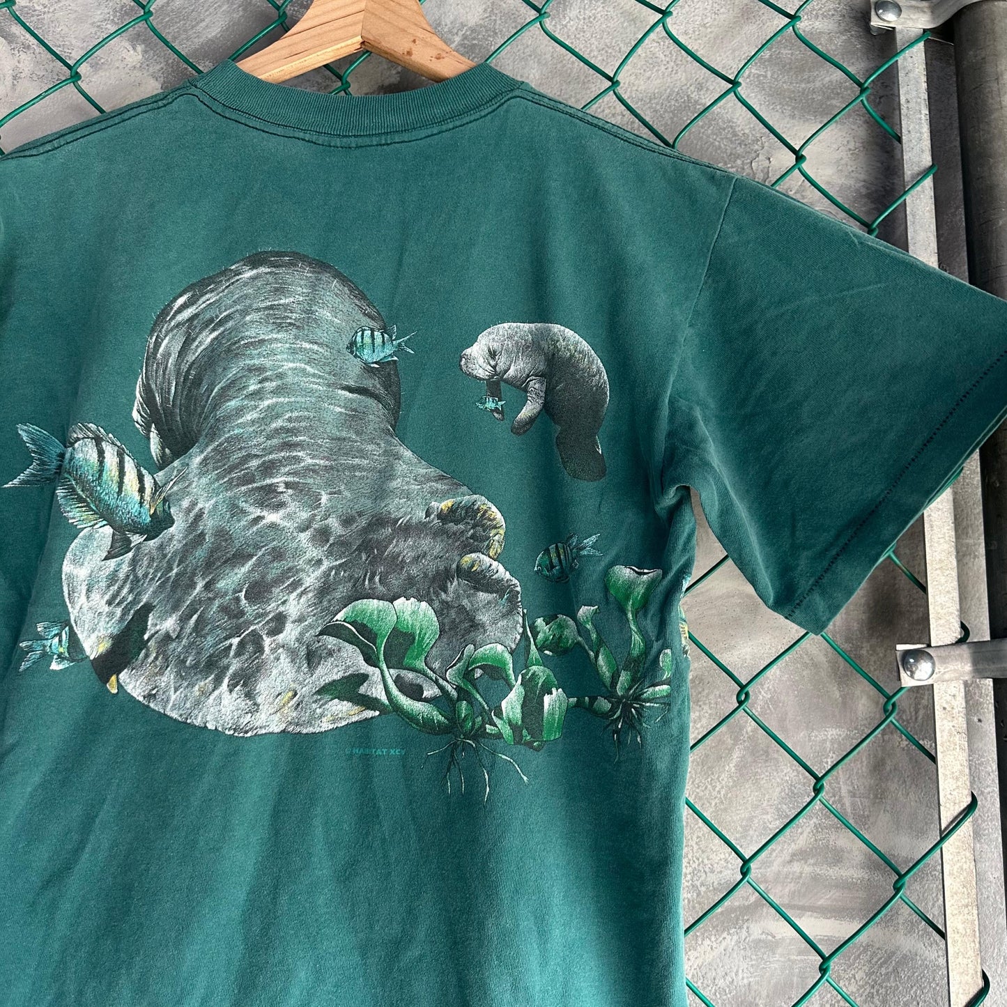 Camisa Vintage de Manati De Hombre Talla M Color Verde Naturaleza Peces Oceano USA
