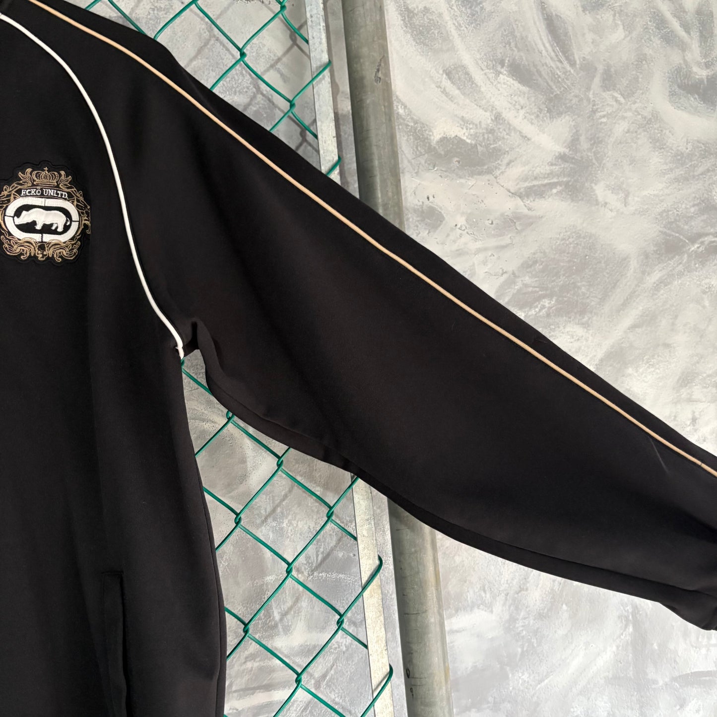 Suéter Vintage Ecko Untld Para Hombre Talla M Color Negro Dorado Root of All Devil