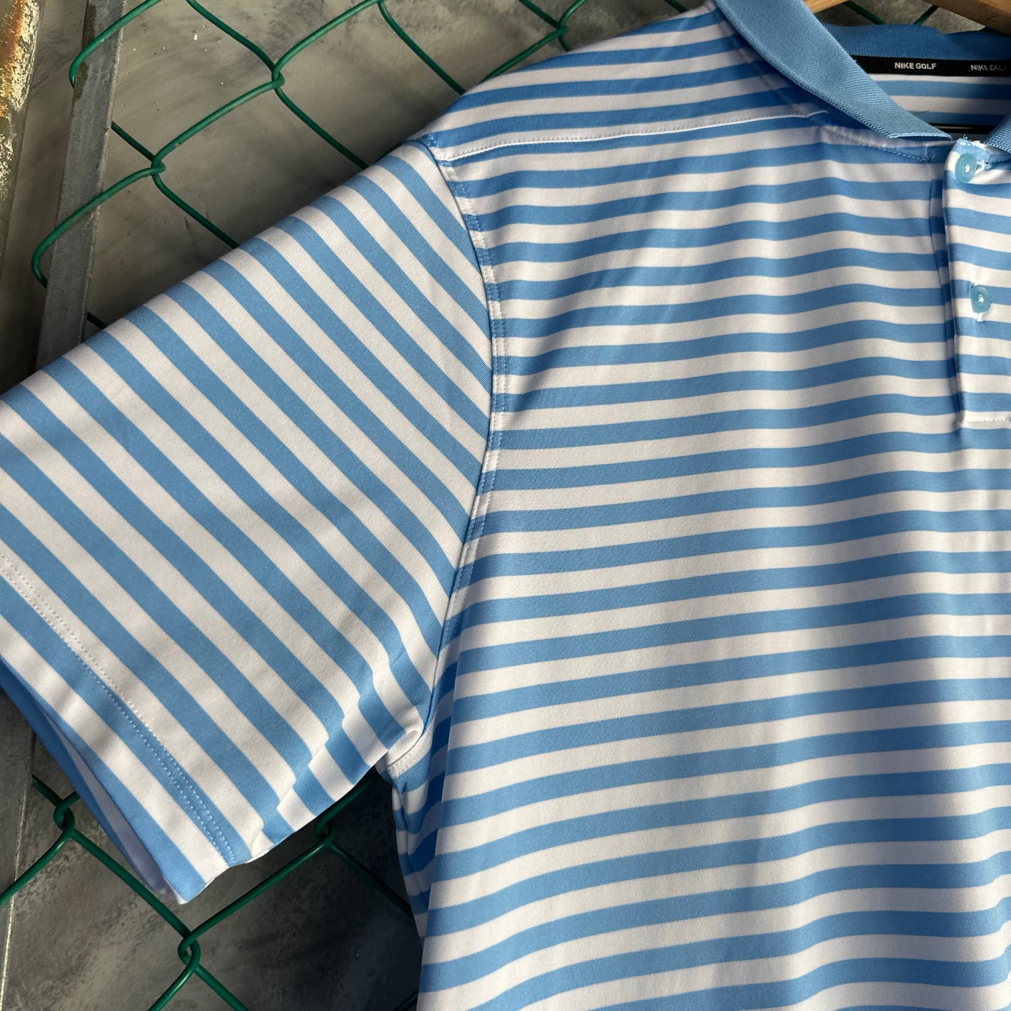 Camisa Nike De Hombre Talla L Color Azul y Blanco de Rayas Golf Tipo Polo Sin Detalles