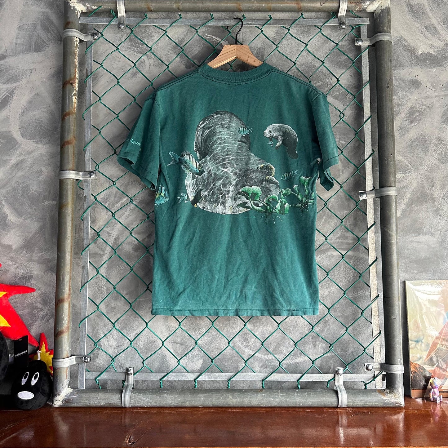 Camisa Vintage de Manati De Hombre Talla M Color Verde Naturaleza Peces Oceano USA