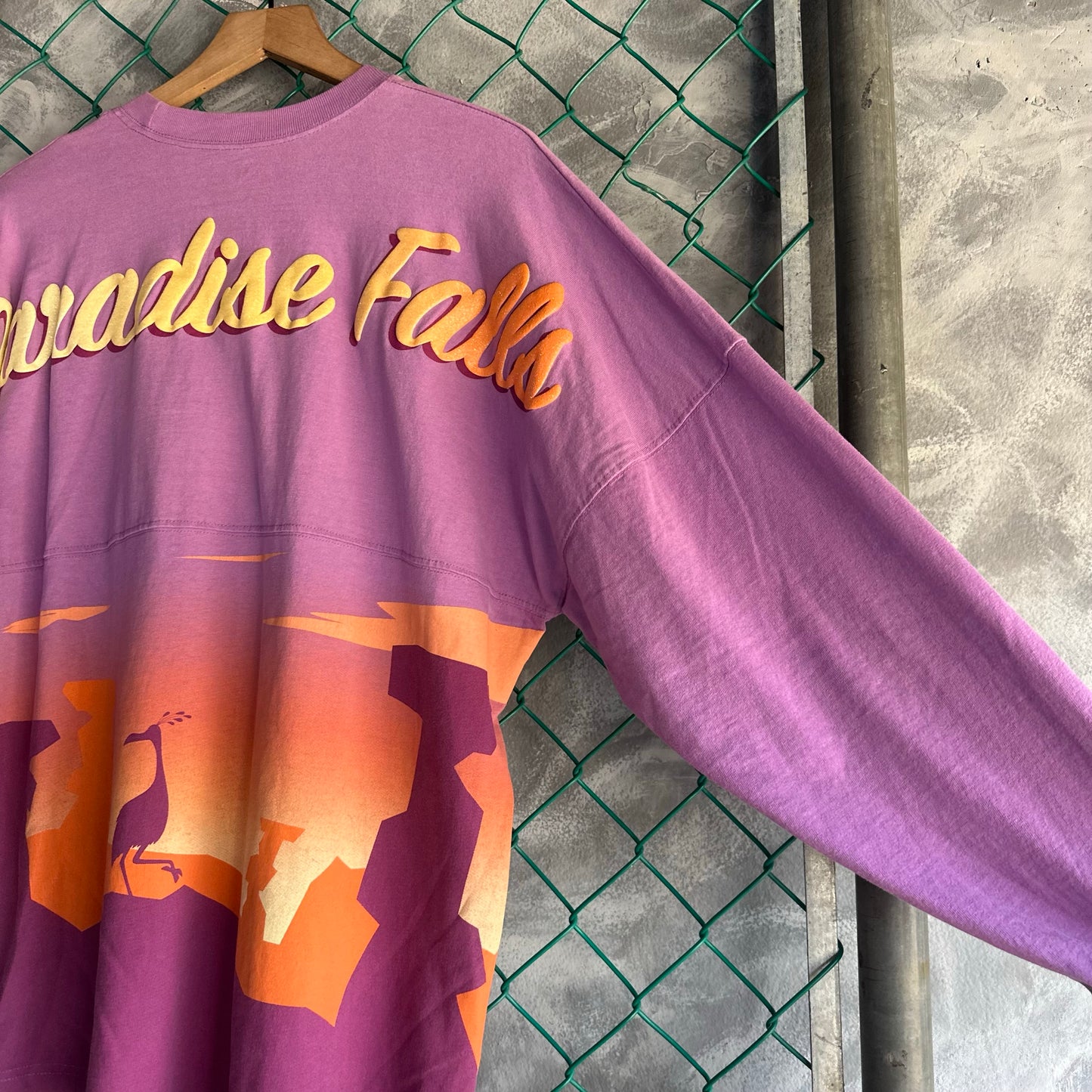 Camisa Spirit De La Pelicula de Up De Hombre Talla M Color Morado Con Naranja DisneyLand Puff Print